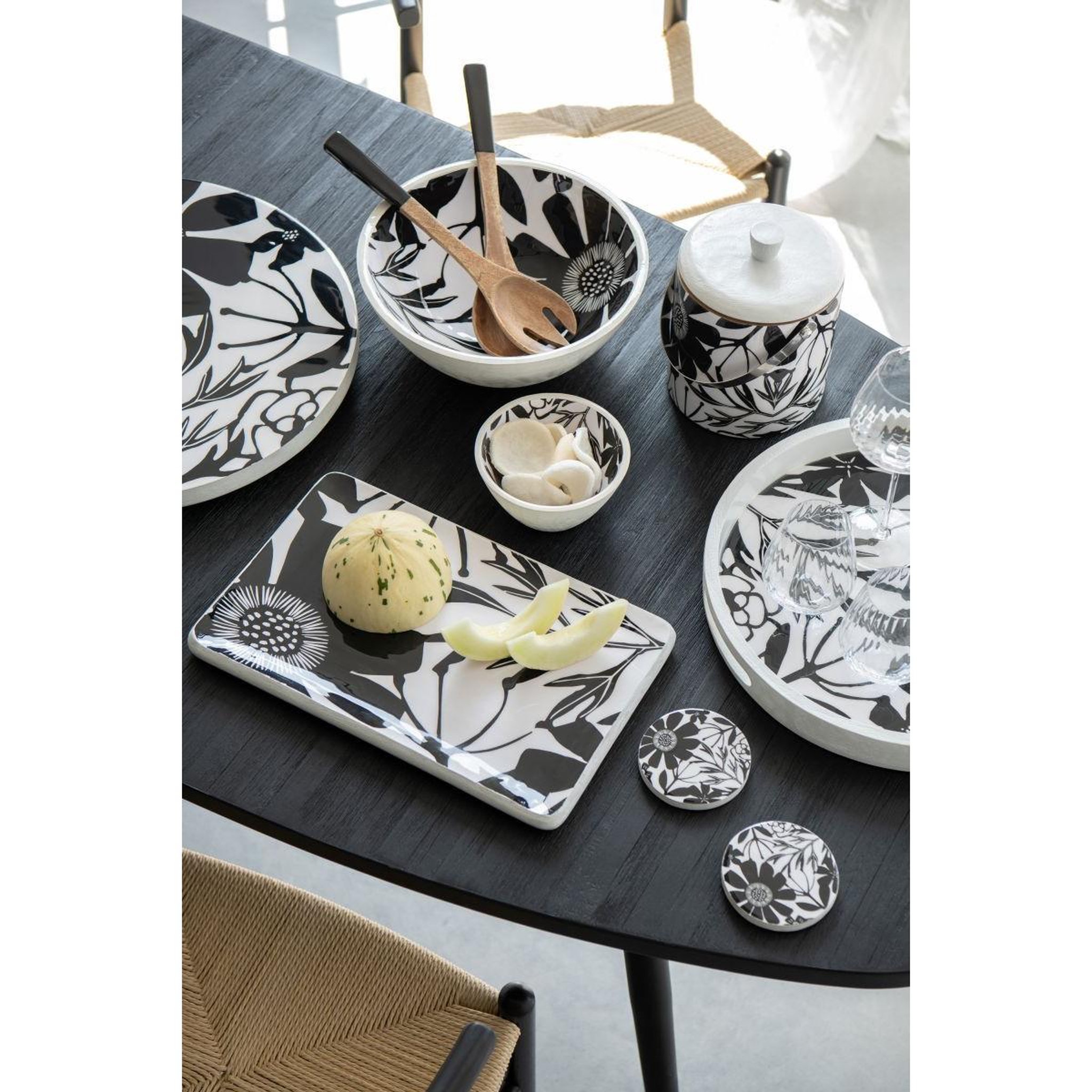Voir la diapositive 4 : J-LINE Plateau de service en bois  tod  40cm noir & blanc