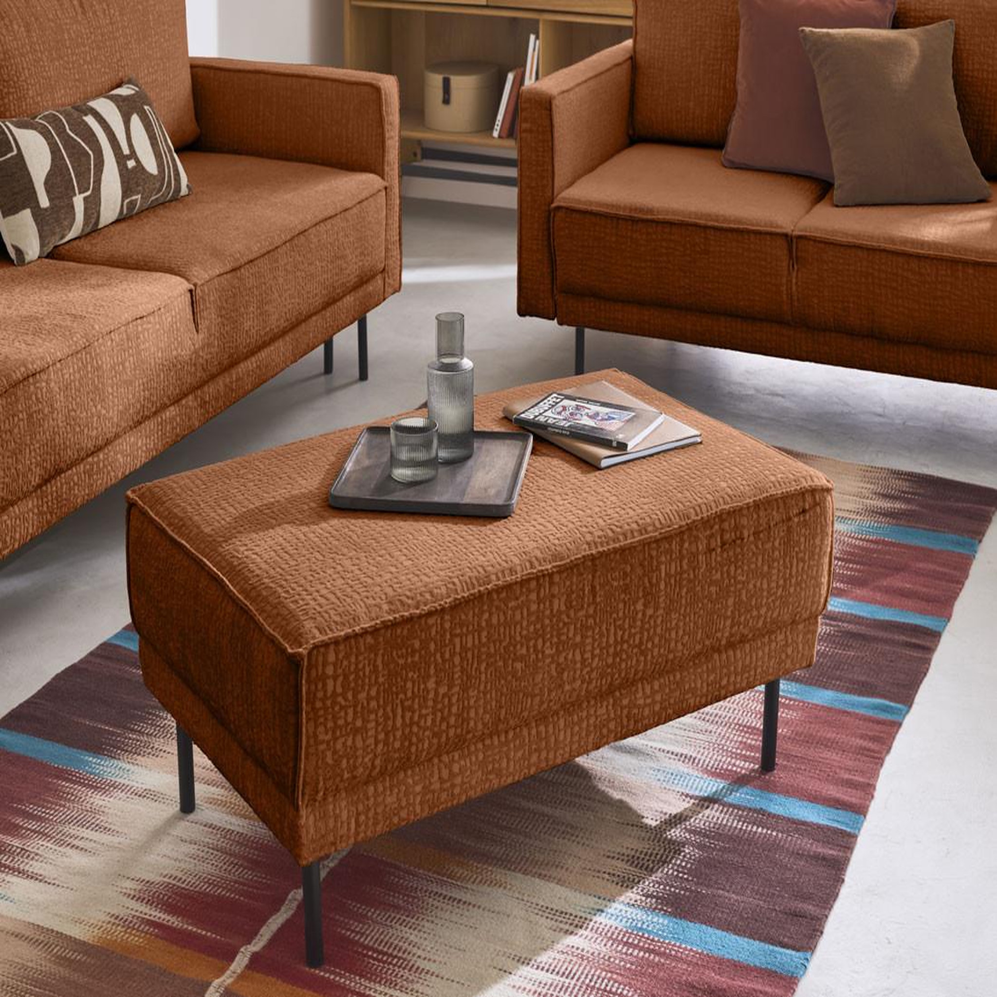 Voir la diapositive 2 : LISA DESIGN Charlie - pouf - pieds hauts - en tissu velours relief