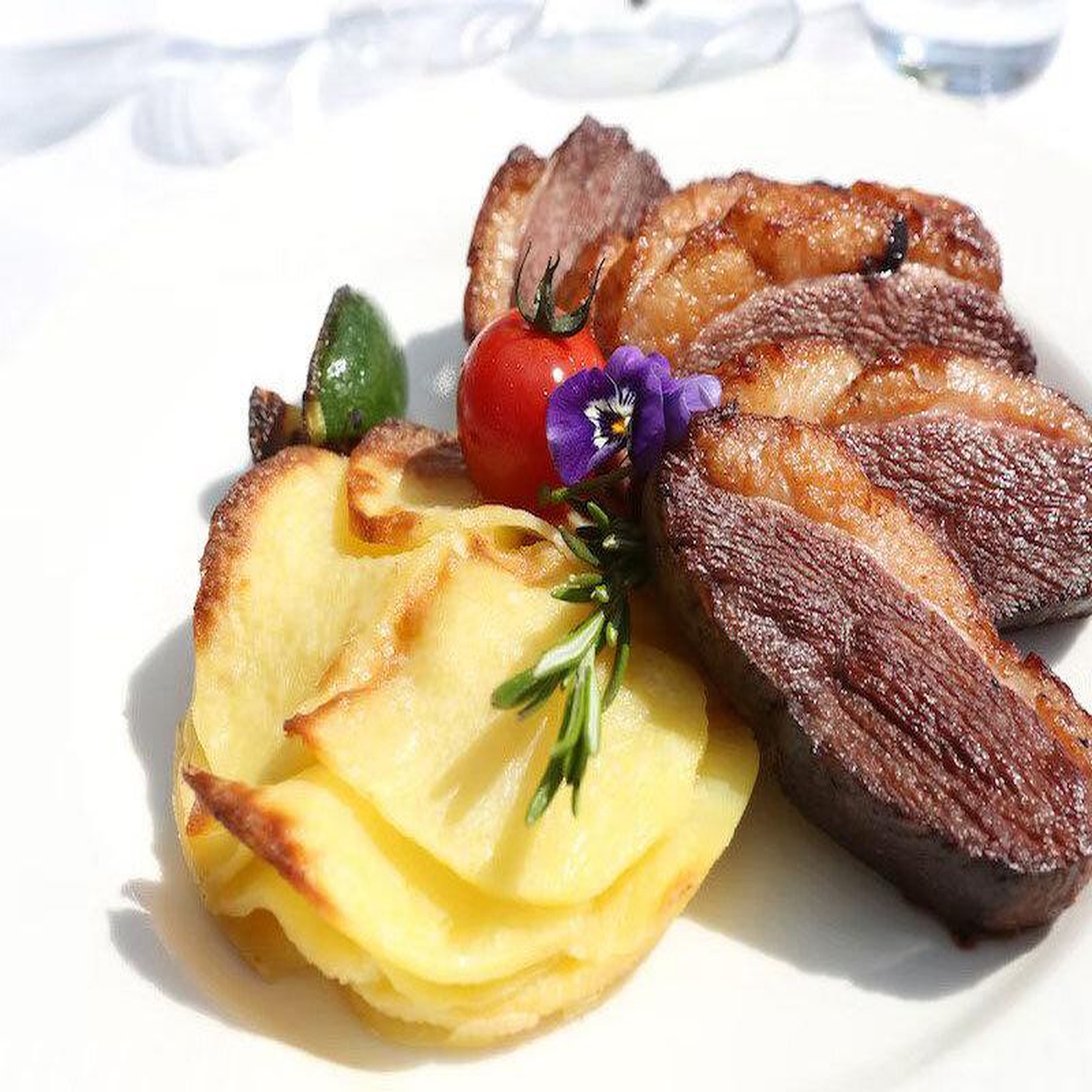 Voir la diapositive 2 : Smartbox Découverte de paris lors d'un dîner croisière excellence sur la seine pour 2 adultes - coffret cadeau gastronomie
