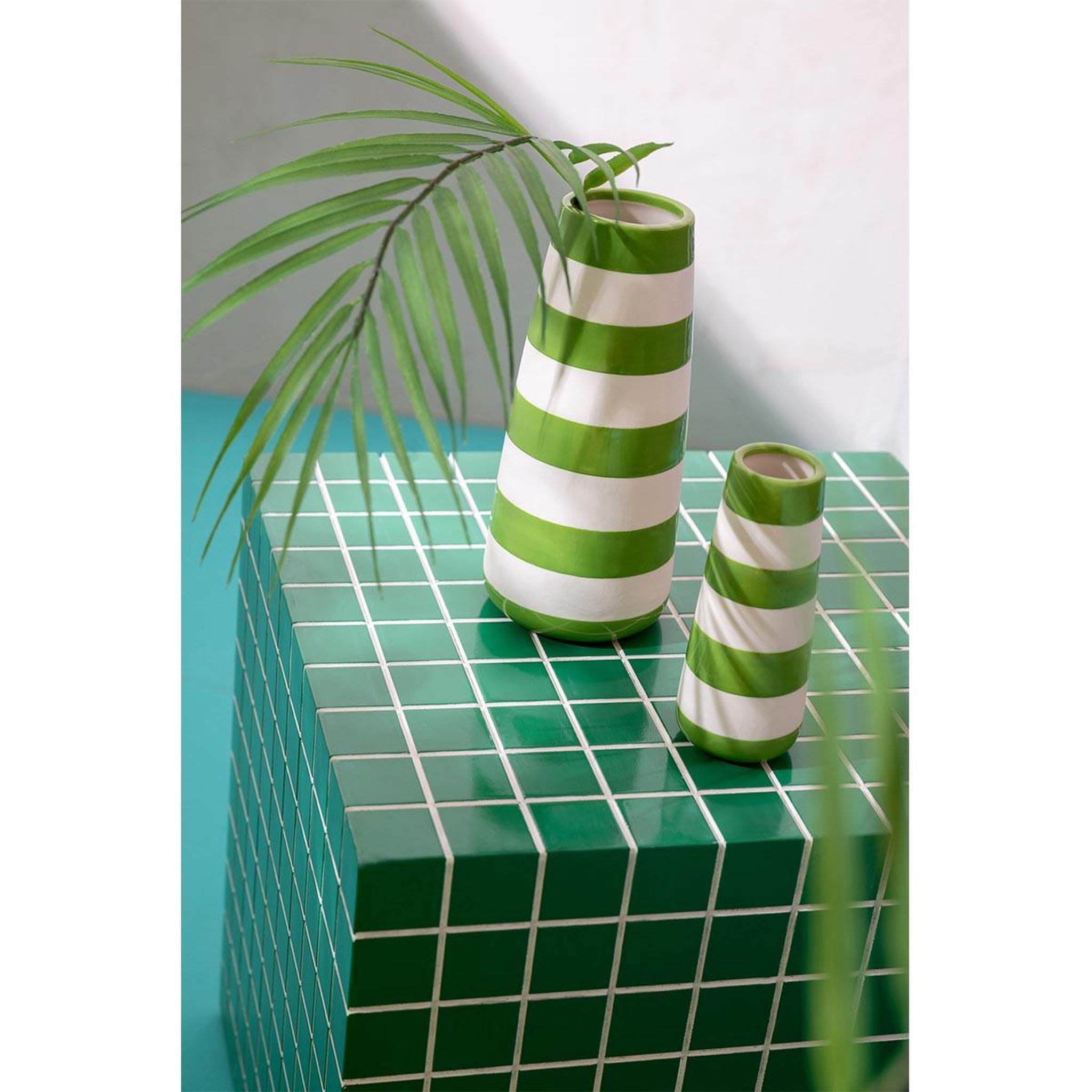 Voir la diapositive 4 : J-LINE Table d'appoint cube à carreaux  spia  35cm vert & blanc