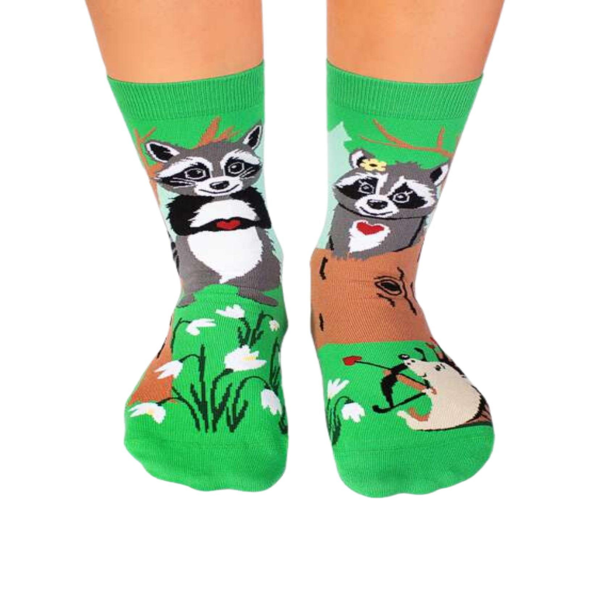 PIRIN HILL Chaussettes arty ratons laveurs amoureux. Coloris disponibles : Vert