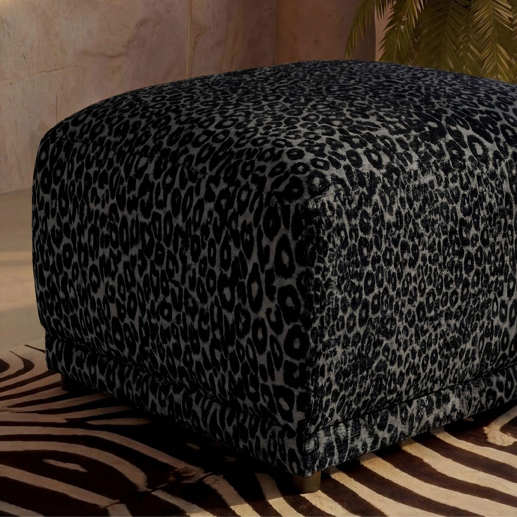 Voir la diapositive 6 : CASANOVA PARIS Rosalie - pouf en tissu imprimé animalier 102x83x46