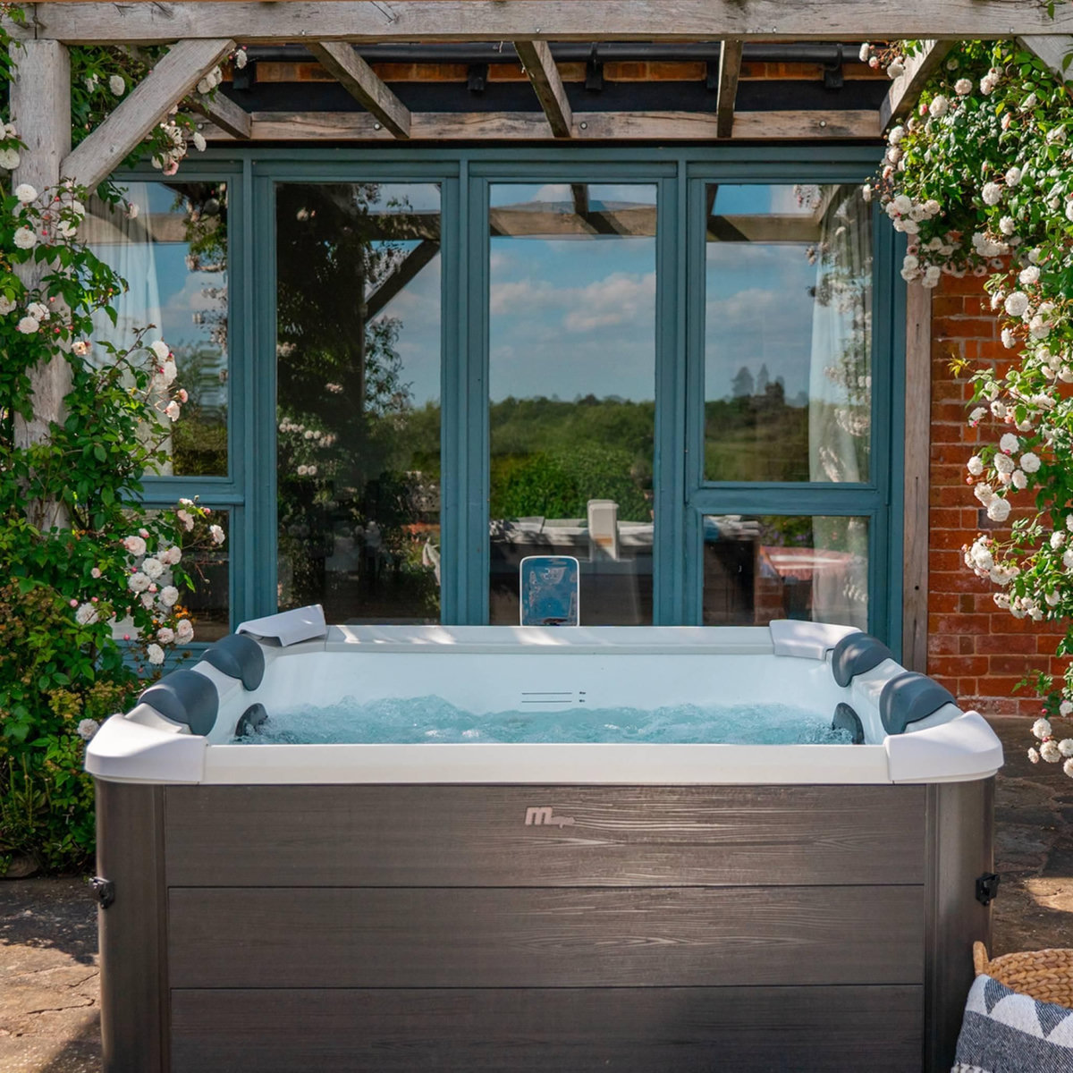 MSpa Spa rigide MSPA 6 places 4 coussins hydromassages. 8 filtres et bâche incluse 160 cm x 65 cm