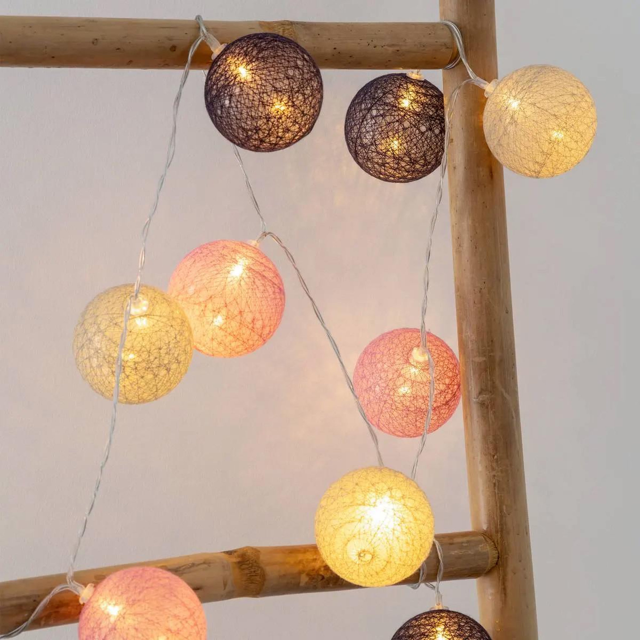 Voir la diapositive 2 : ATMOSPHERA Guirlande led 20 boules  pinky  435cm multicolore