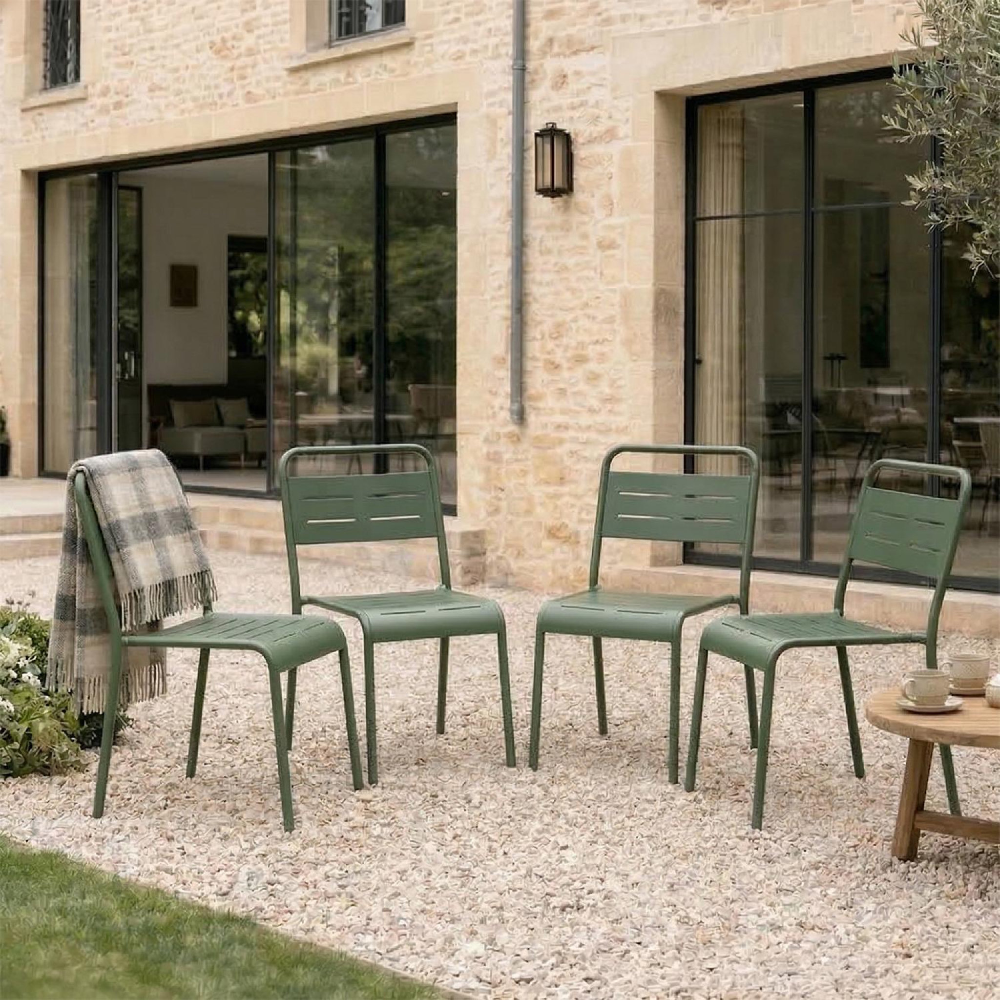 Voir la diapositive 4 : CONCEPT USINE Ensemble de 4 chaises de jardin empilables vertes bergame