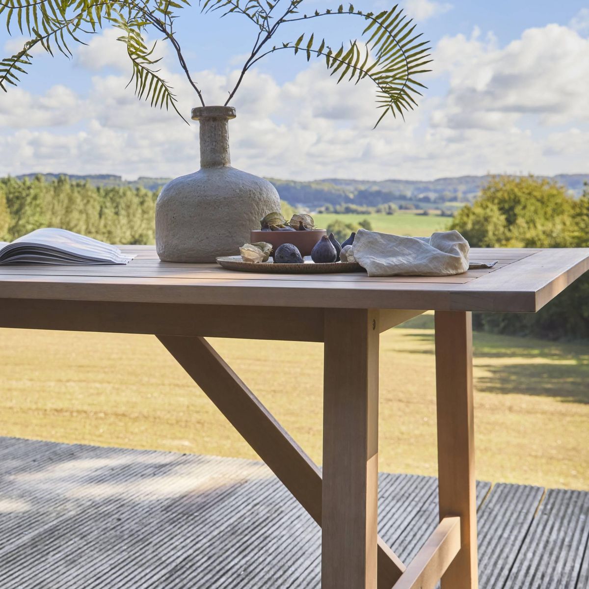 SWEEEK Table de jardin en bois d'eucalyptus LORIA naturel. 8 places. 260 x 100 x 76 cm
