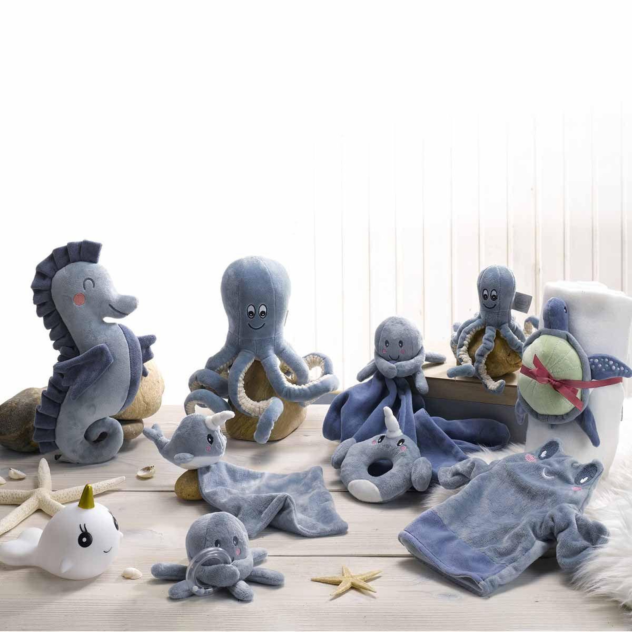 Voir la diapositive 3 : BEBE DOUCEUR Doudou avec lange  hippocampe  18cm bleu