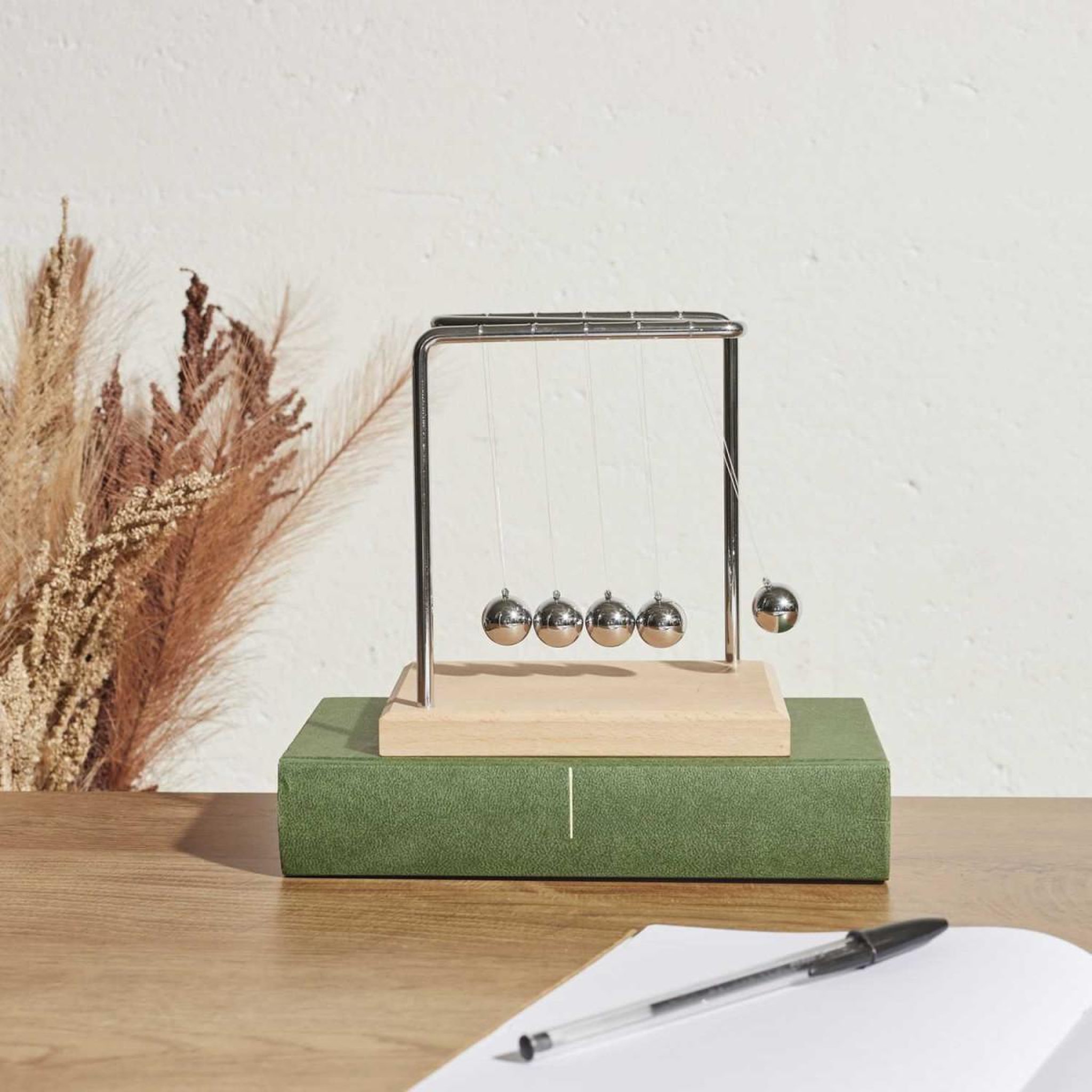 Voir la diapositive 5 : The Home Deco Factory Pendule de newton déco  hypnotique  15cm gris