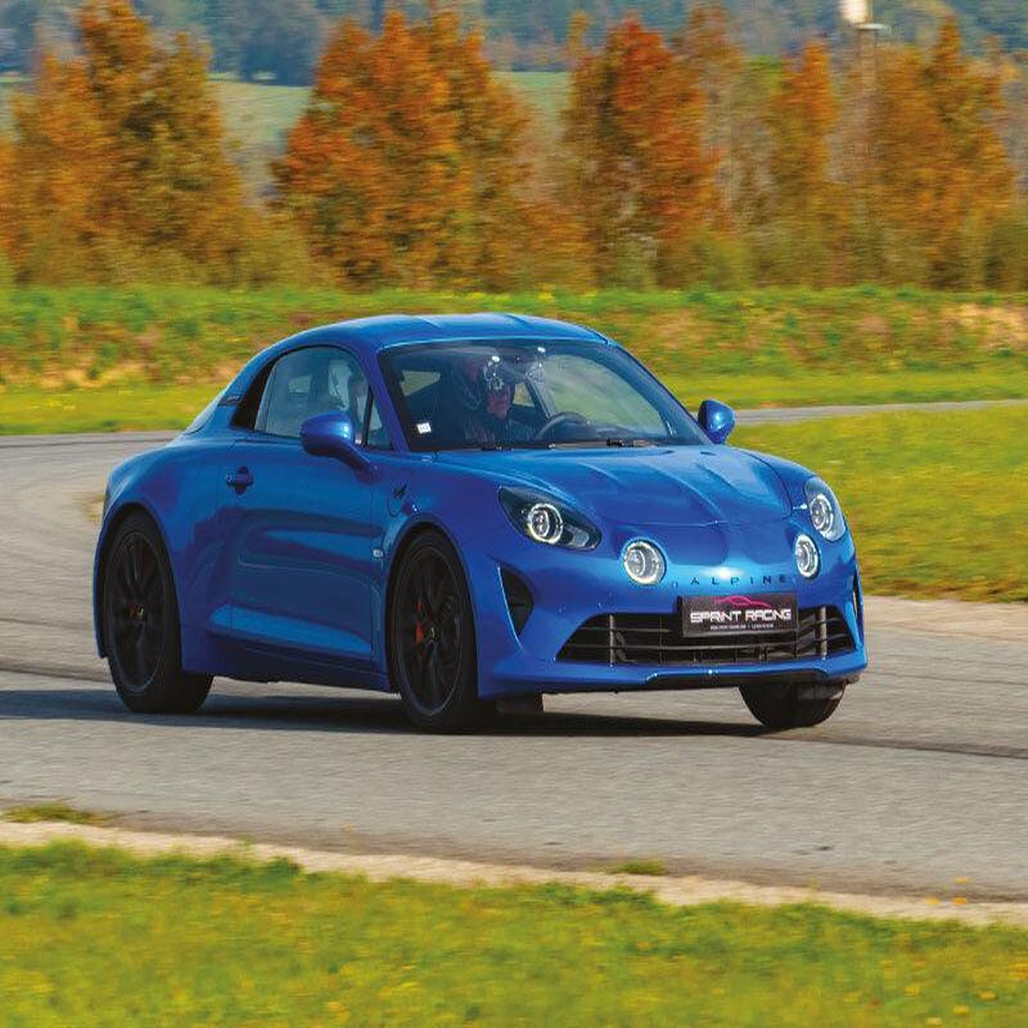 Voir la diapositive 2 : Smartbox Baptême en moto ou pilotage de voiture de sport sur le circuit de Magny-Cours - Coffret Cadeau Sport & Aventure