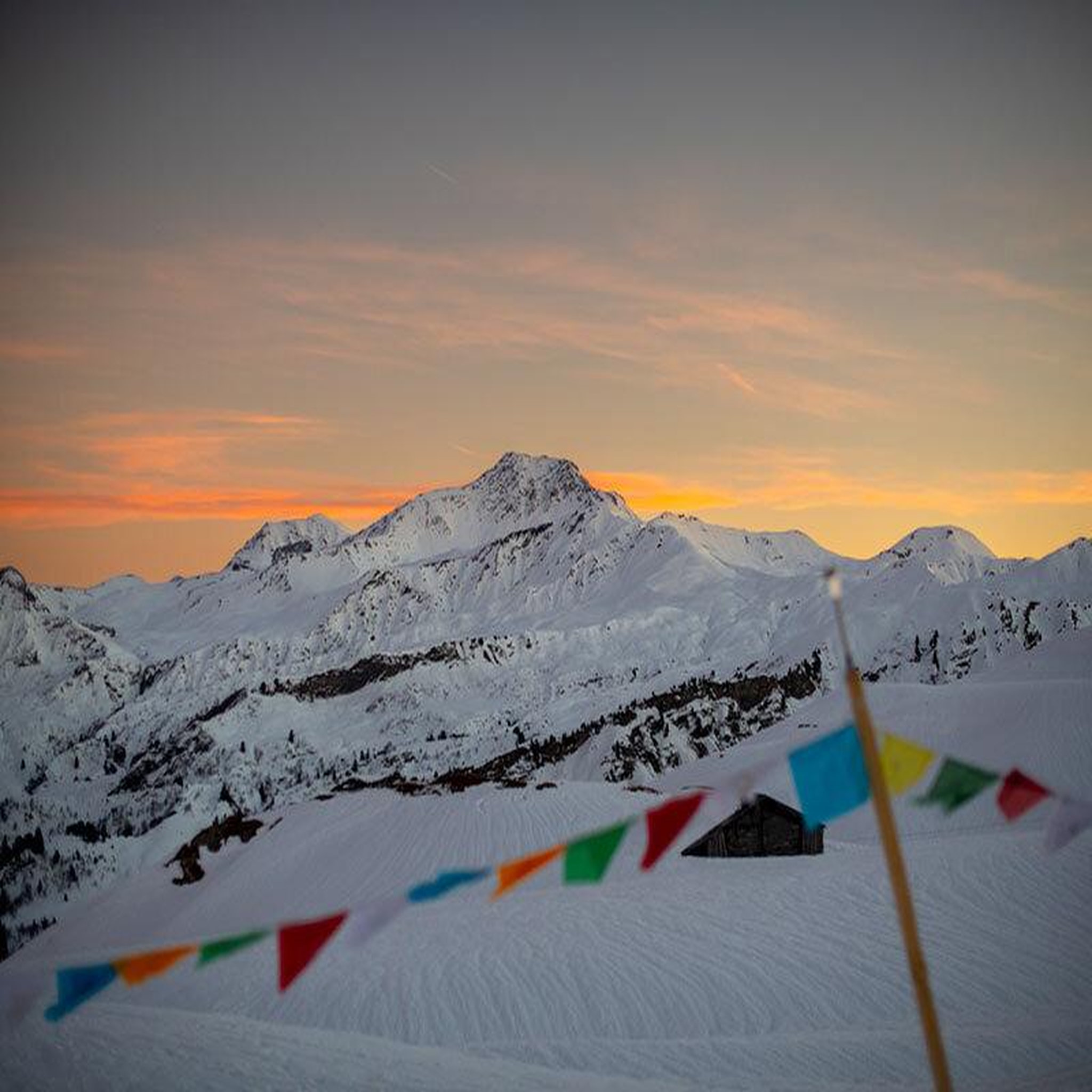 Voir la diapositive 6 : Smartbox 2 jours insolites dans les Alpes : 1 nuit en igloo avec dîner et randonnée en motoneige - Coffret Cadeau Multi-thèmes