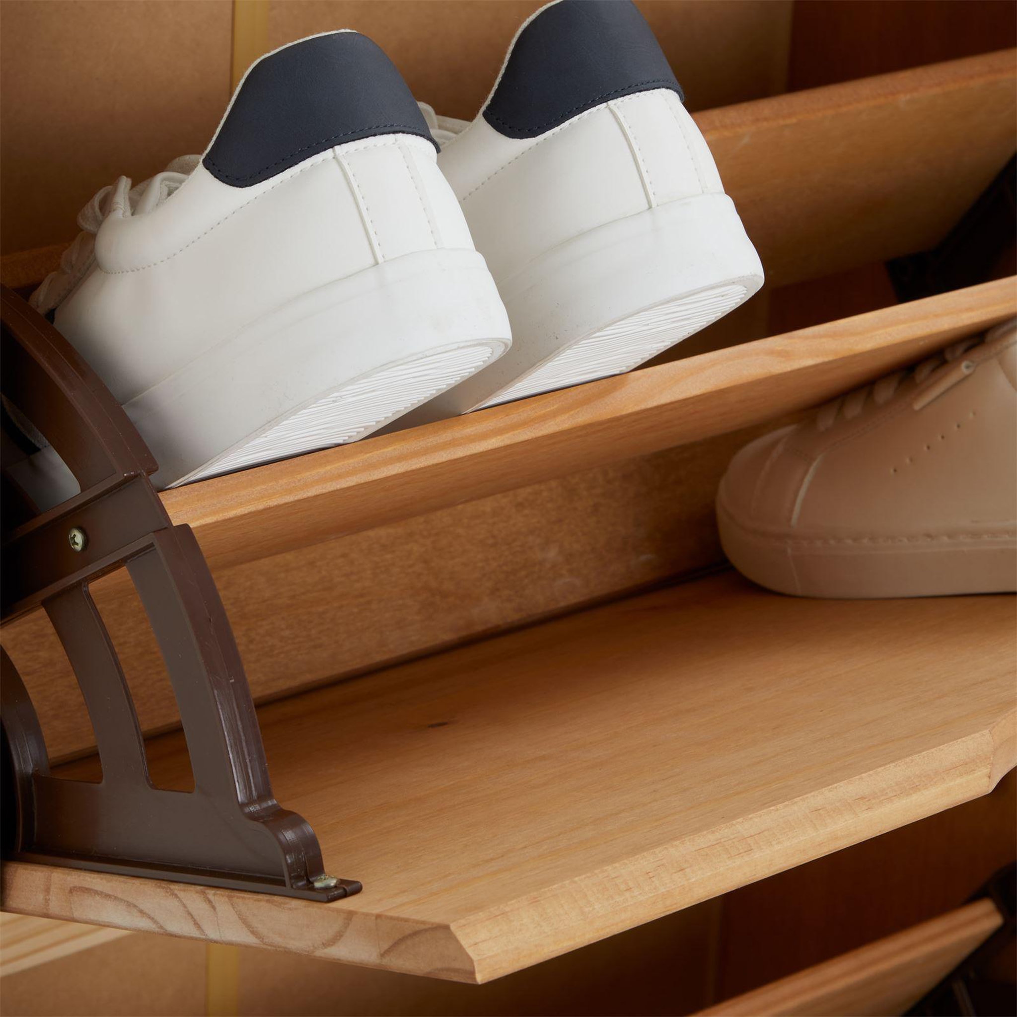 Voir la diapositive 6 : IDIMEX Meuble à chaussures en pin BASIL