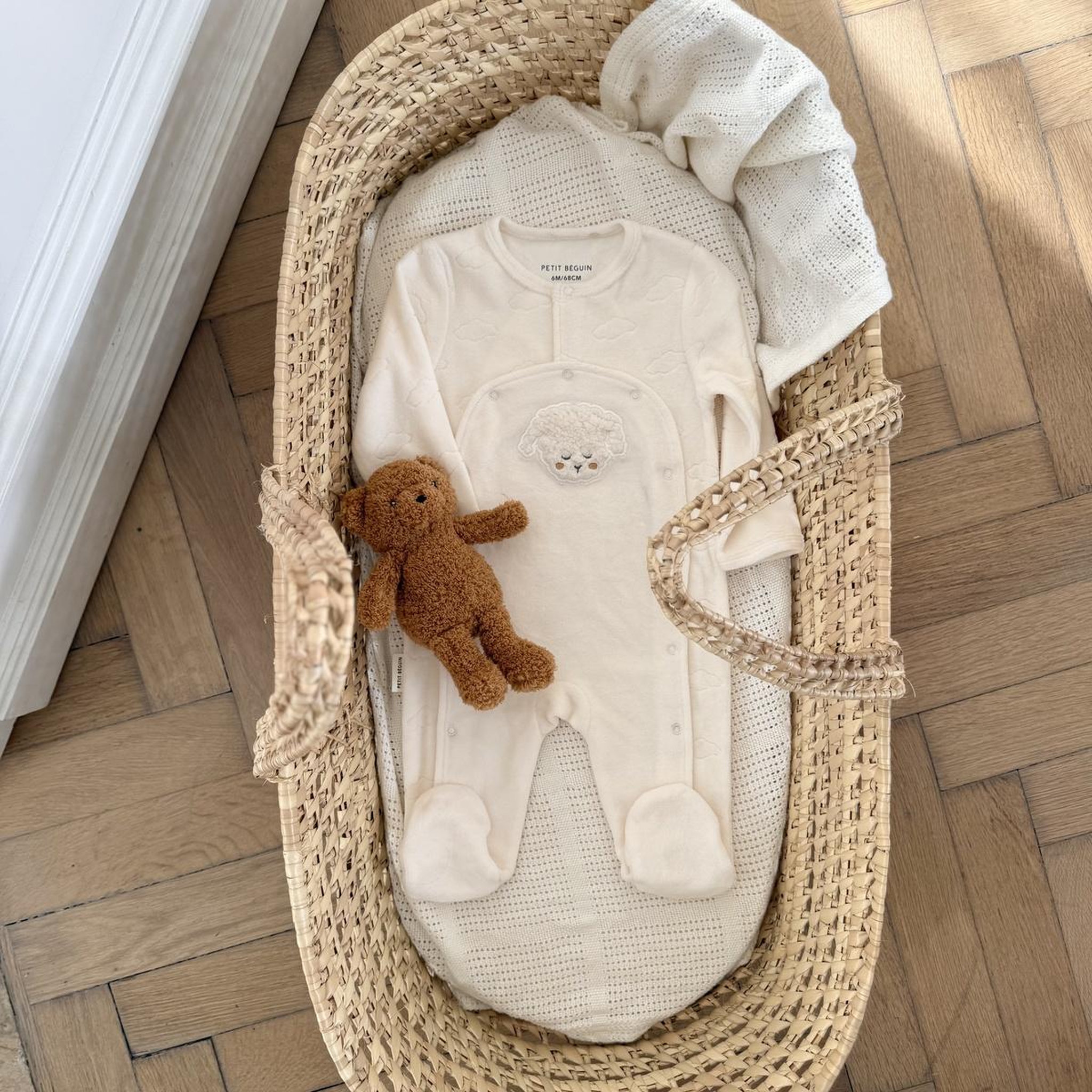 Voir la diapositive 5 : Petit Béguin Pyjama bébé en velours ouverture pont Câlins