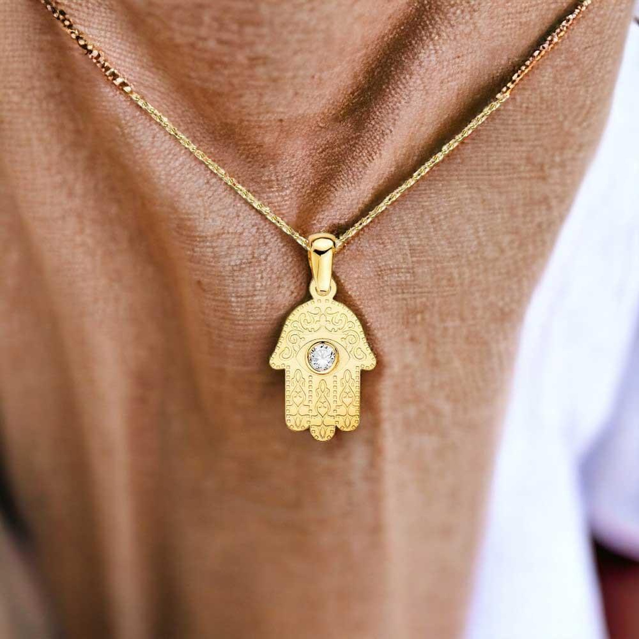 Voir la diapositive 2 : L'ATELIER D'AZUR Collier - Pendentif Or 18 Carats 750/000 Main de Fatma Jaune - Chaine Dorée