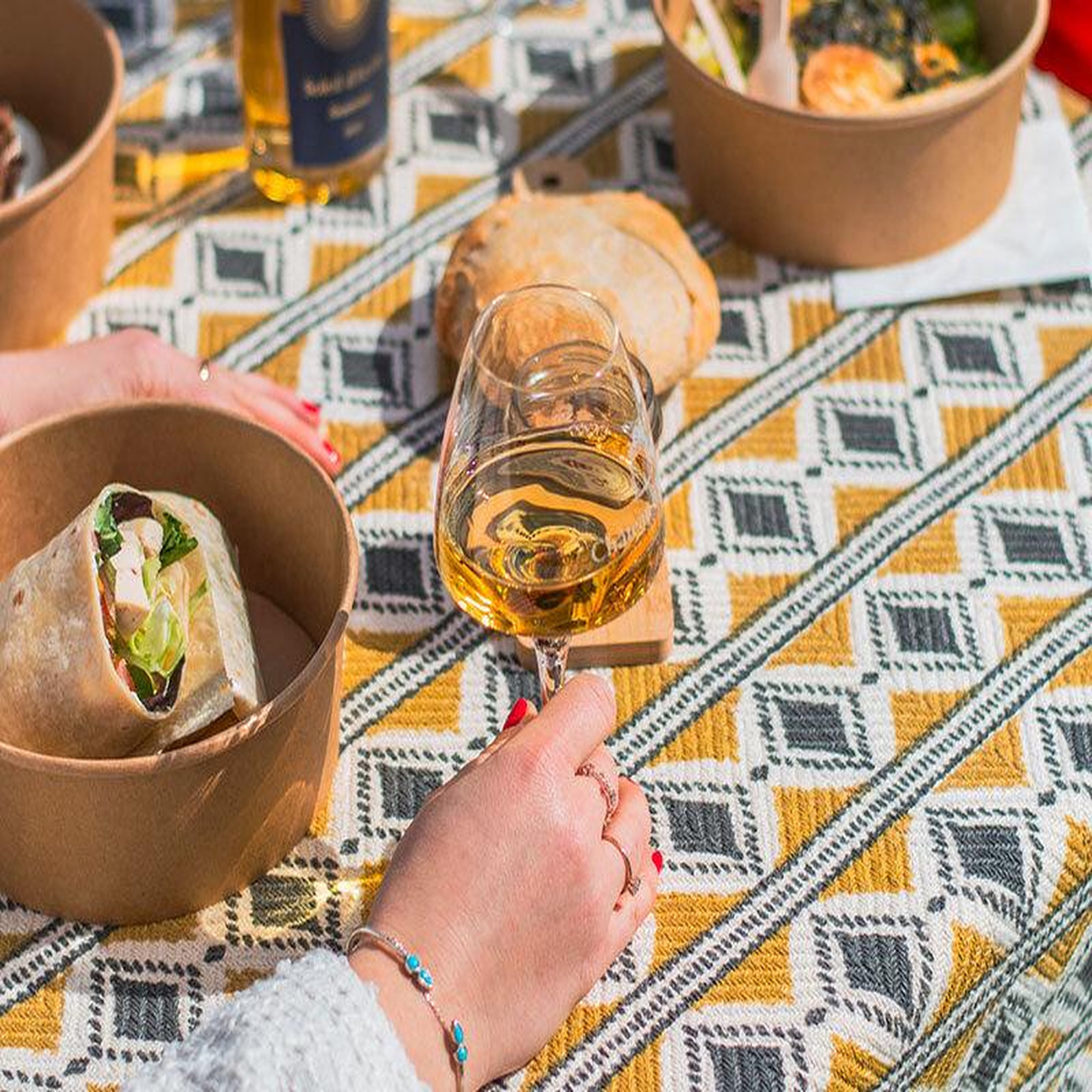 Voir la diapositive 3 : Smartbox Visite de chai avec dégustation de vin, pique-nique et location de vélos dans un château à sauternes - coffret cadeau gastronomie