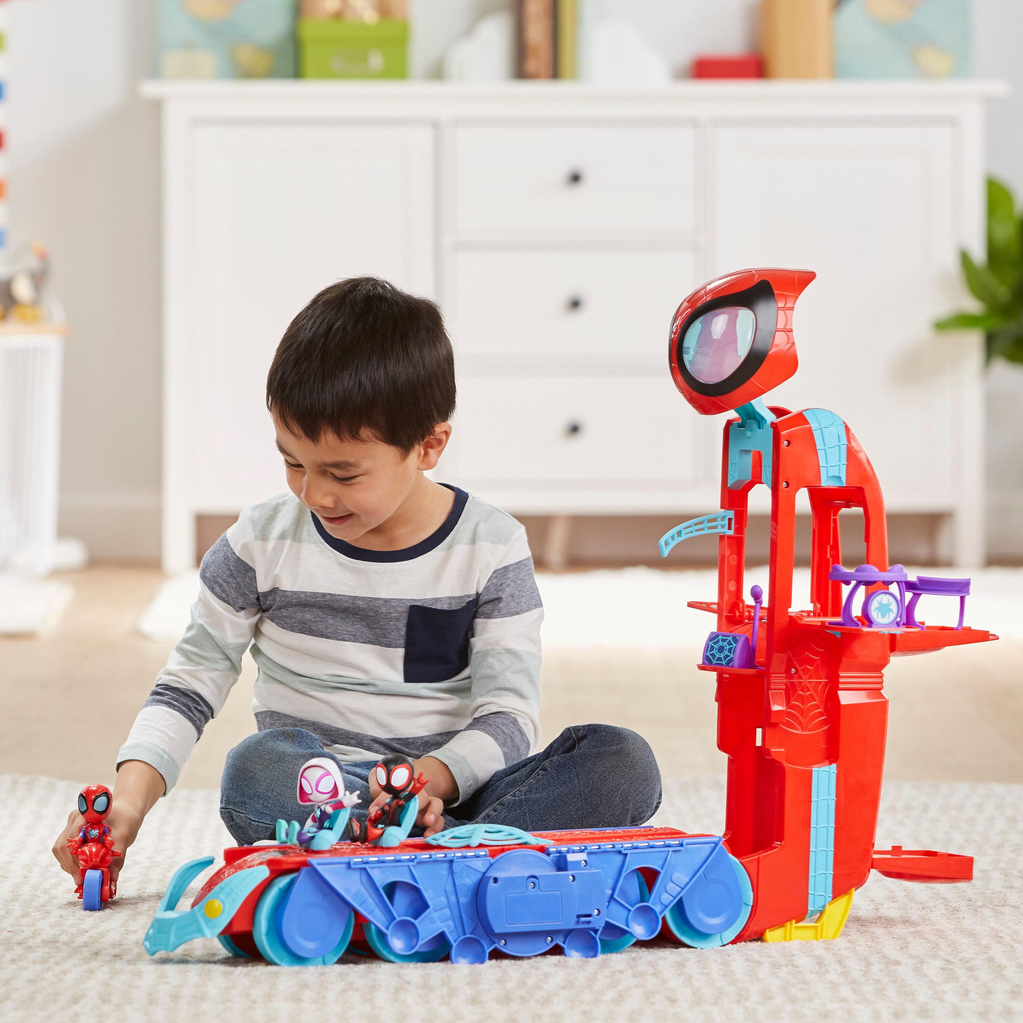 Voir la diapositive 4 : HASBRO Quartier Général Arachno-mobile de Spidey