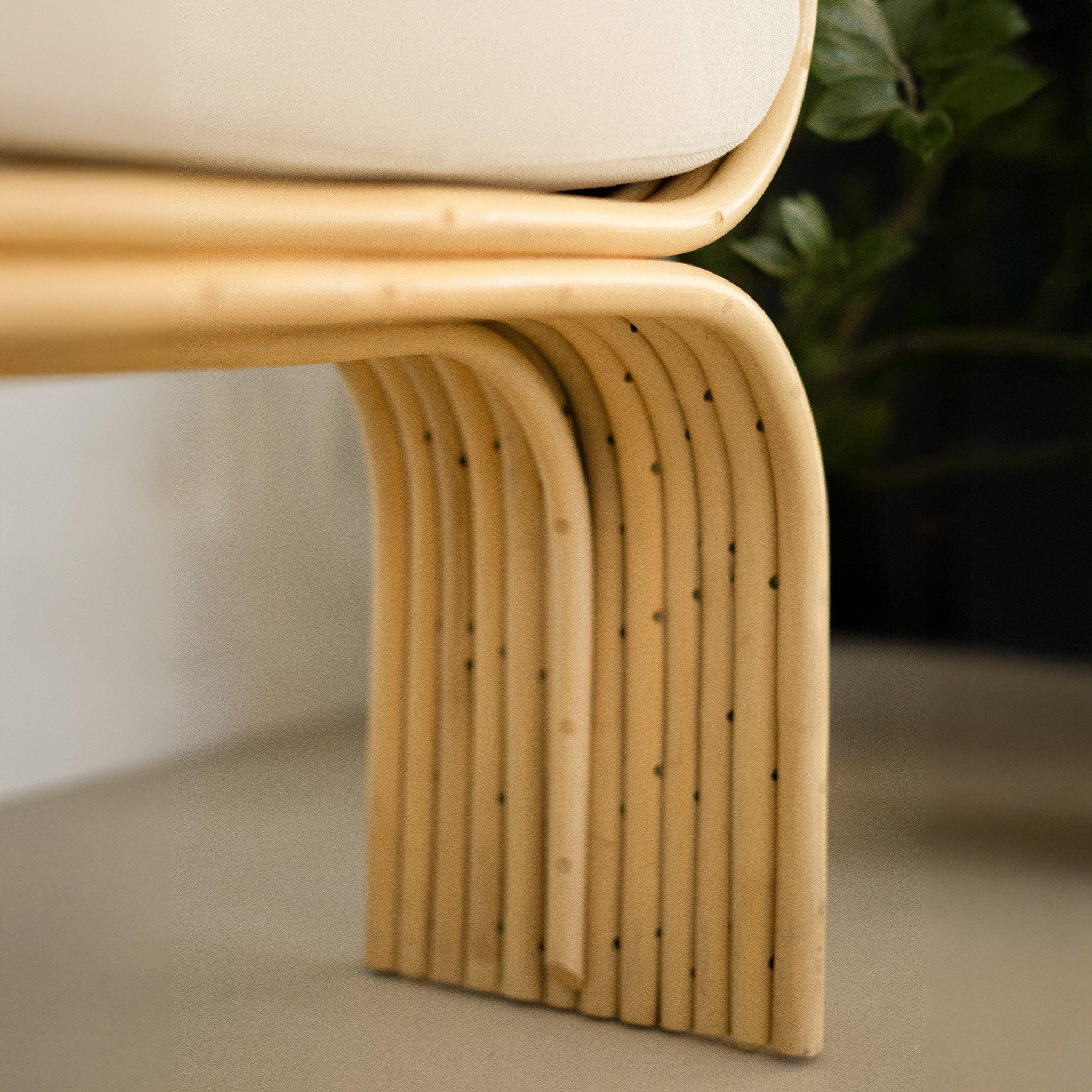 Voir la diapositive 5 : MAISON PAVANE Tabouret en rotin et coussin blanc-réane