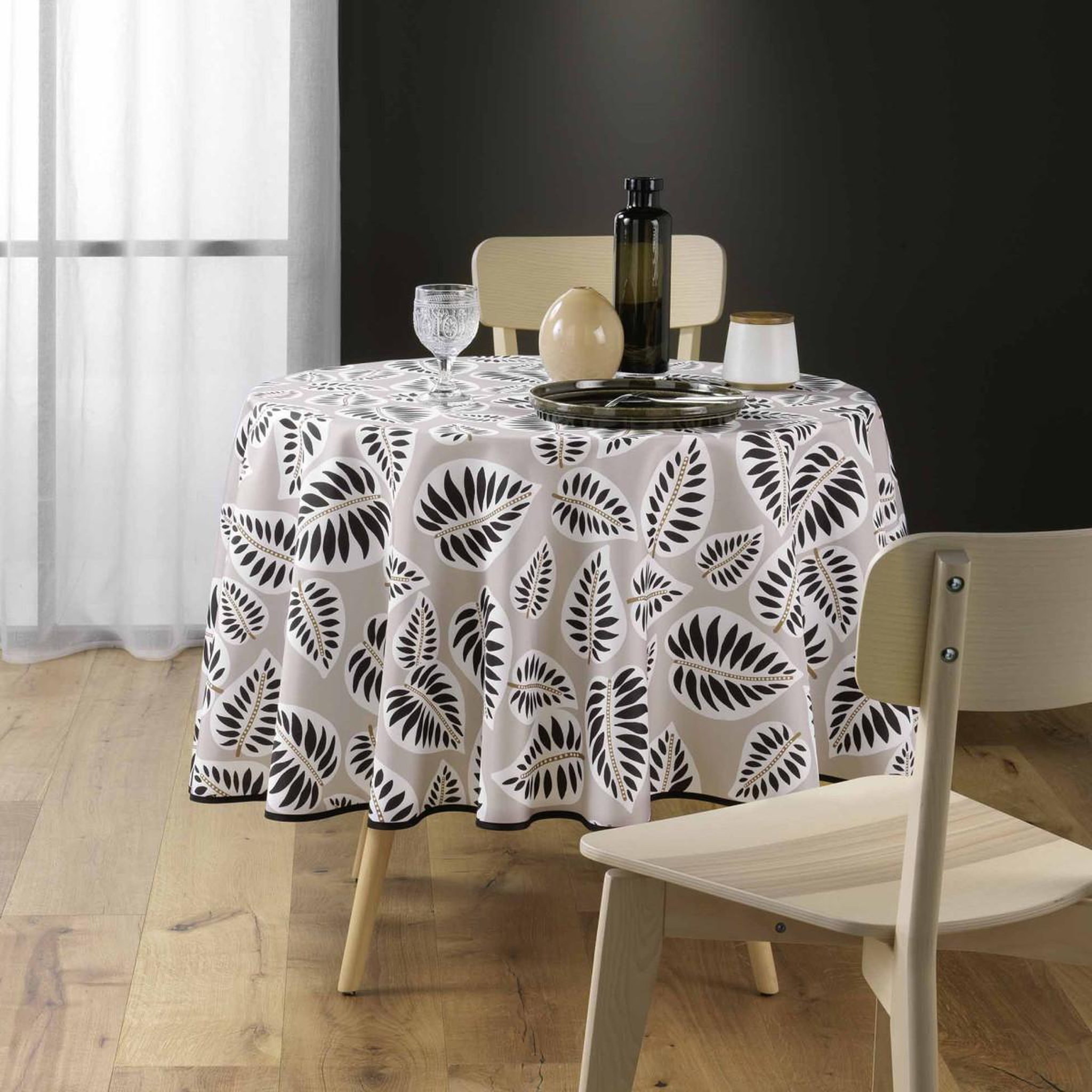 Voir la diapositive 3 : Douceur d'Intérieur Nappe antitache ronde imprimé  alma  180cm noir