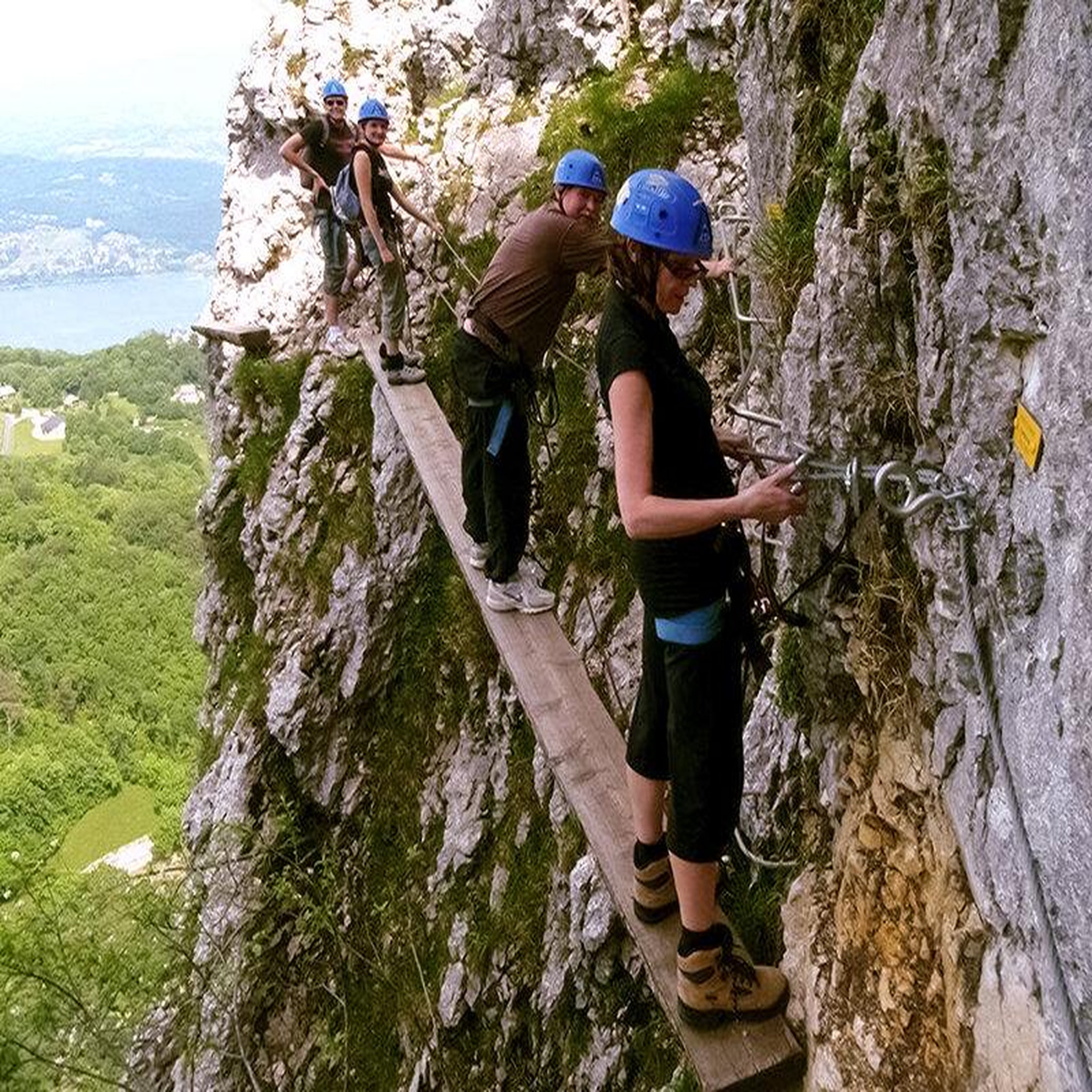 Voir la diapositive 4 : Smartbox 3h de parcours sur la via ferrata pour 2 personnes face près de chambéry - coffret cadeau sport & aventure