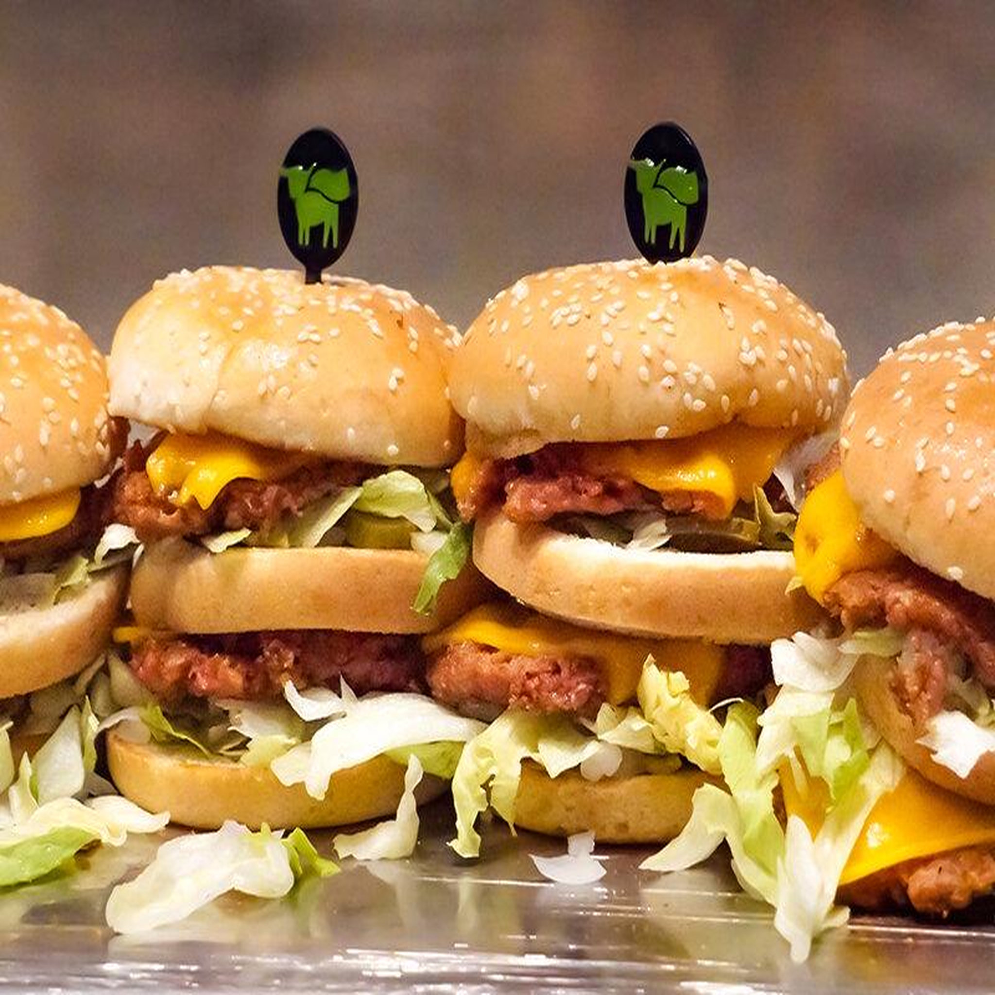Voir la diapositive 4 : Smartbox Repas gourmand et éthique : burger avec frites dans un fast-food 100 % vegan - coffret cadeau gastronomie