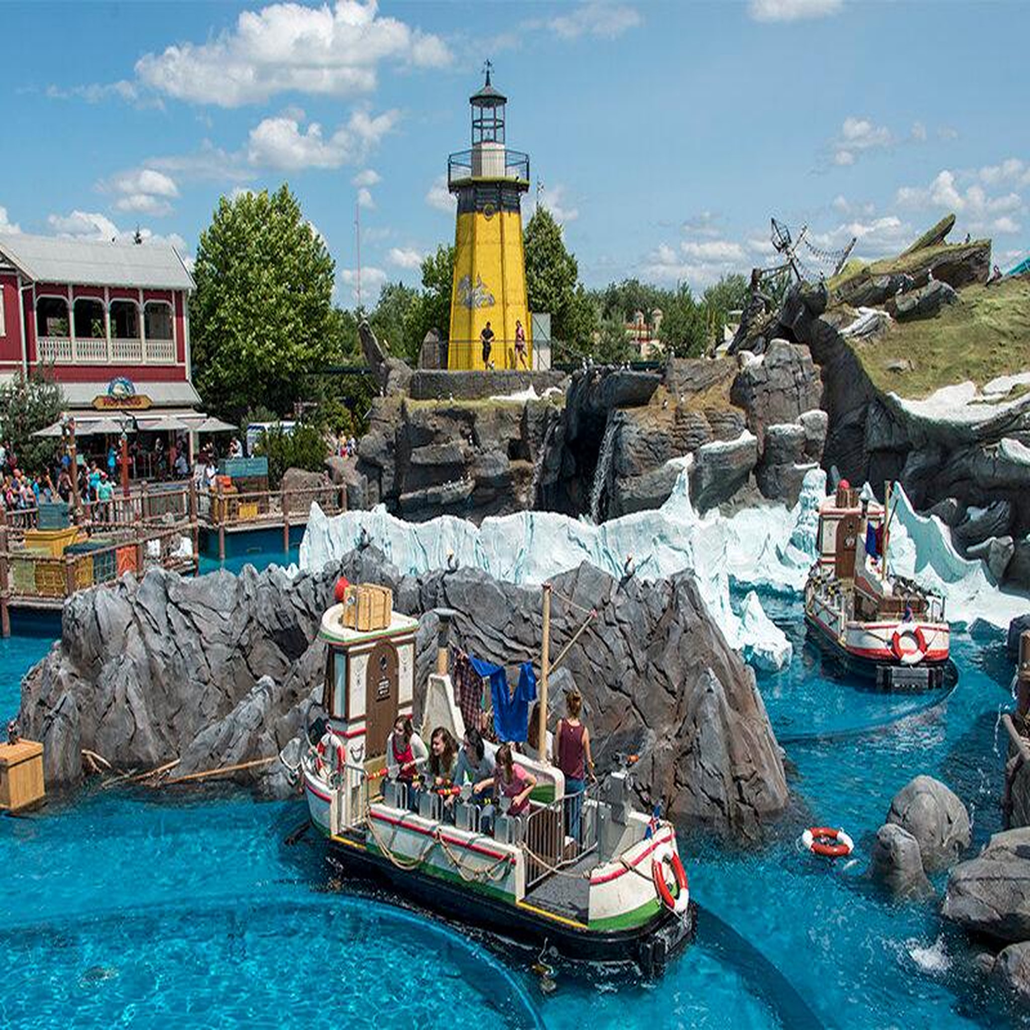 Voir la diapositive 2 : Smartbox Europa-Park 2025 en famille : 1 entrée adulte et 1 entrée enfant pour une journée en basse saison - Coffret Cadeau Sport & Aventure