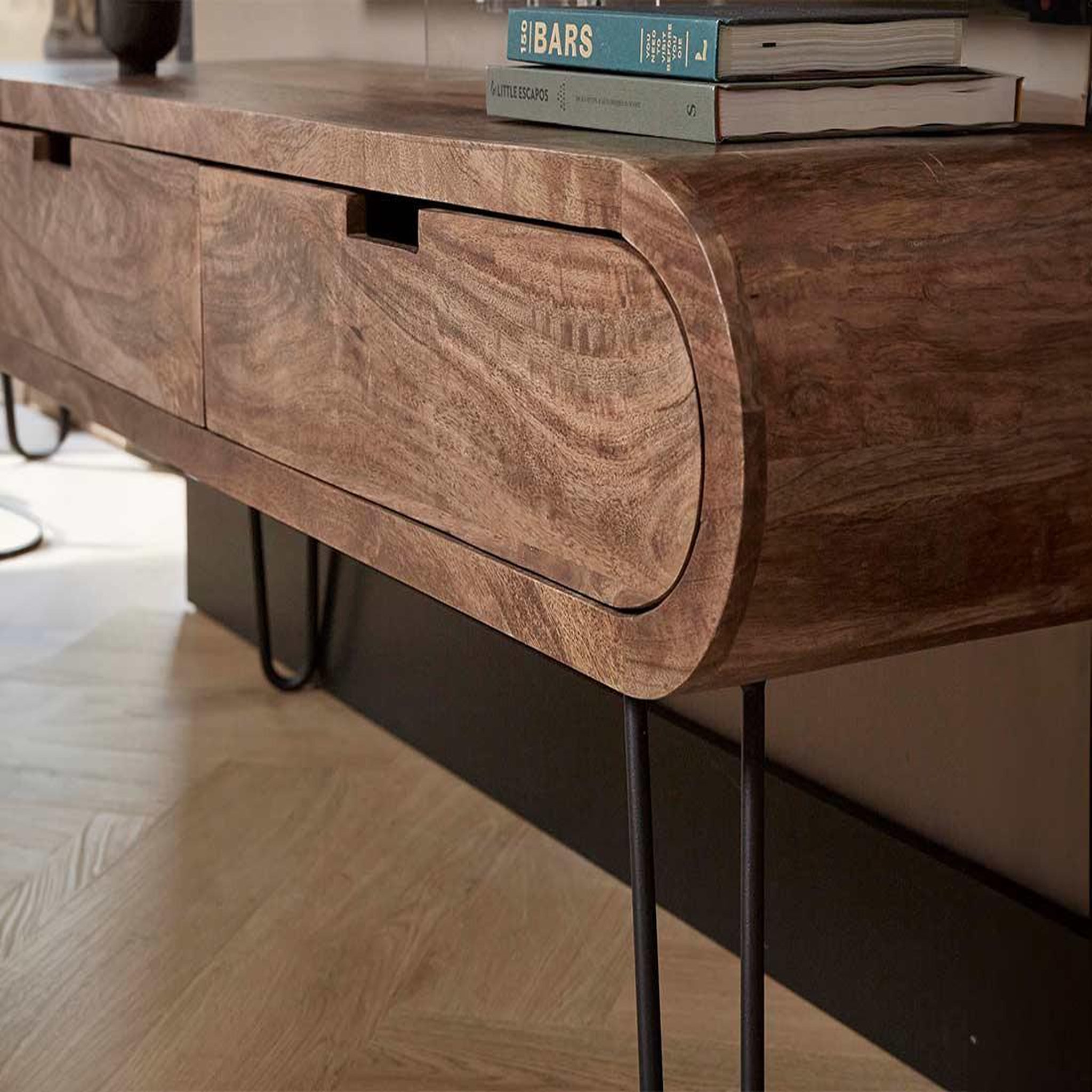 Voir la diapositive 4 : LISA DESIGN Kampur - meuble tv - bois massif de manguier - 135 cm
