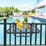 Voir la diapositive 2 : OUTSUNNY Table suspendue pour balcon dim. 60L x 56,5l cm hauteur réglable 3 niveaux métal époxy noir