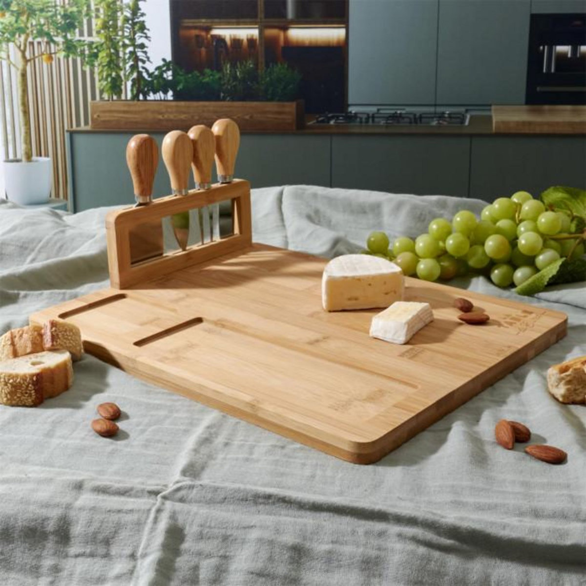 Paris Prix Planche à Fromage en Bambou  4 Couteaux  36cm Naturel