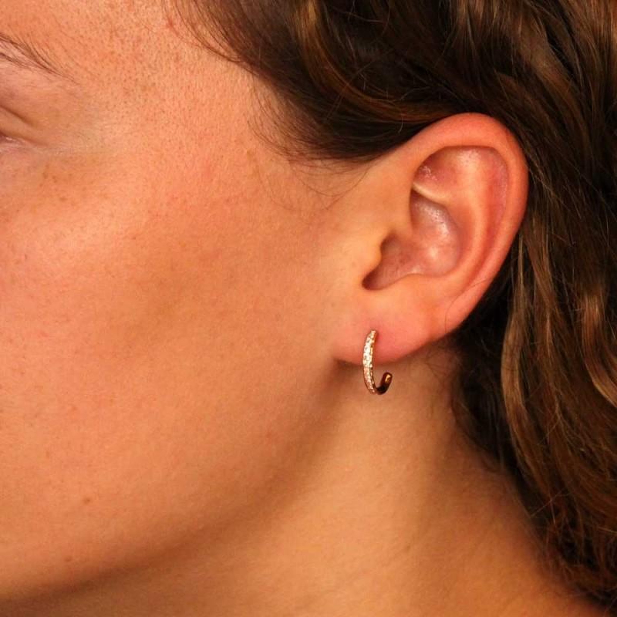 Voir la diapositive 3 : L'ATELIER D'AZUR Boucles d'Oreilles Demi Créoles Or Rose et Zirconiums - Femme