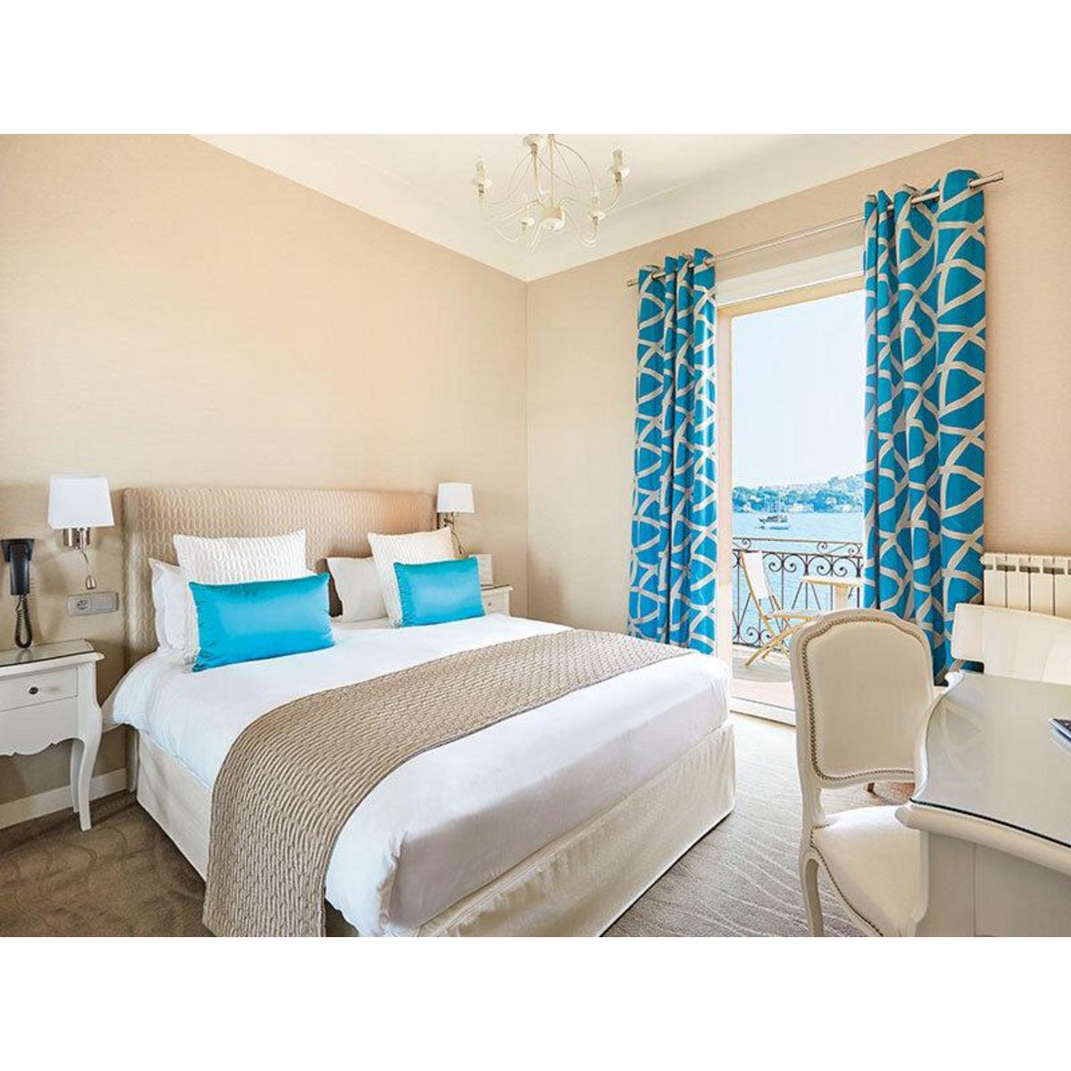 Smartbox 2 jours en hôtel 4* avec dîner dans un restaurant gastronomique sur la baie de Villefranche-sur-Mer - Coffret Cadeau Séjour