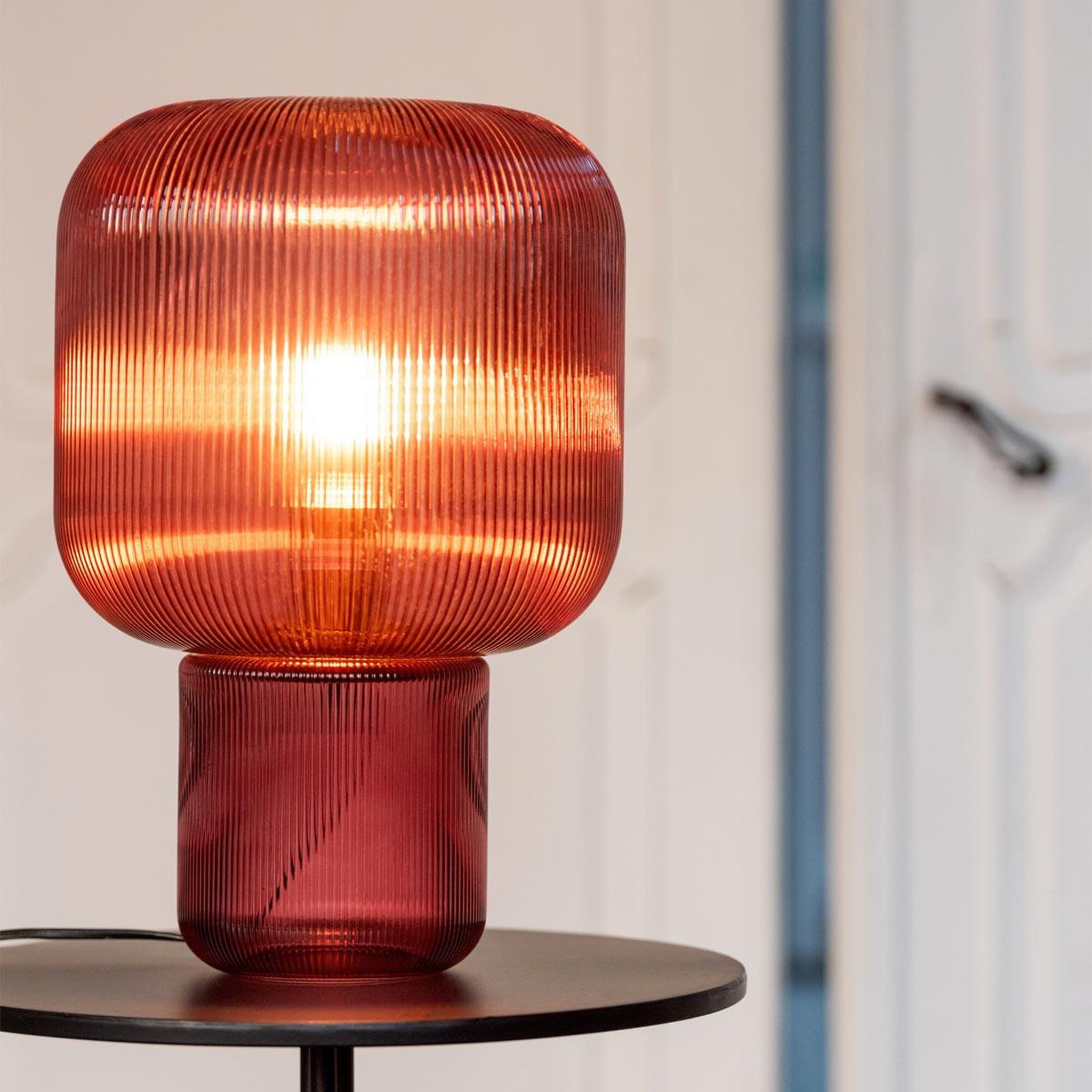 Voir la diapositive 4 : J-LINE Lampe à poser en verre  allyson  42cm rouge
