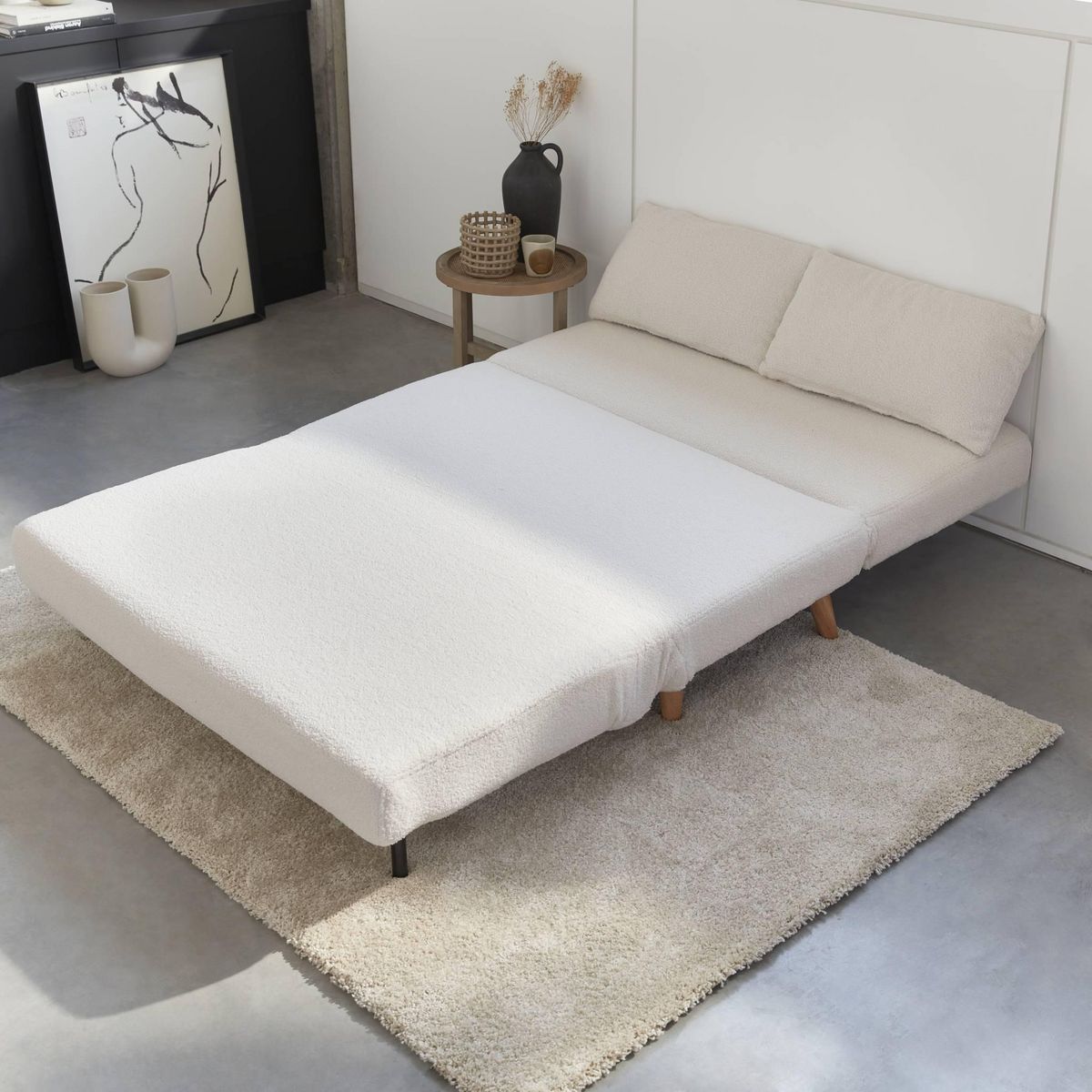 SWEEEK Canapé convertible en tissu bouclettes blanches- Guesta - 2 places scandinave. pieds bois foncé. banquette. dossier inclinable