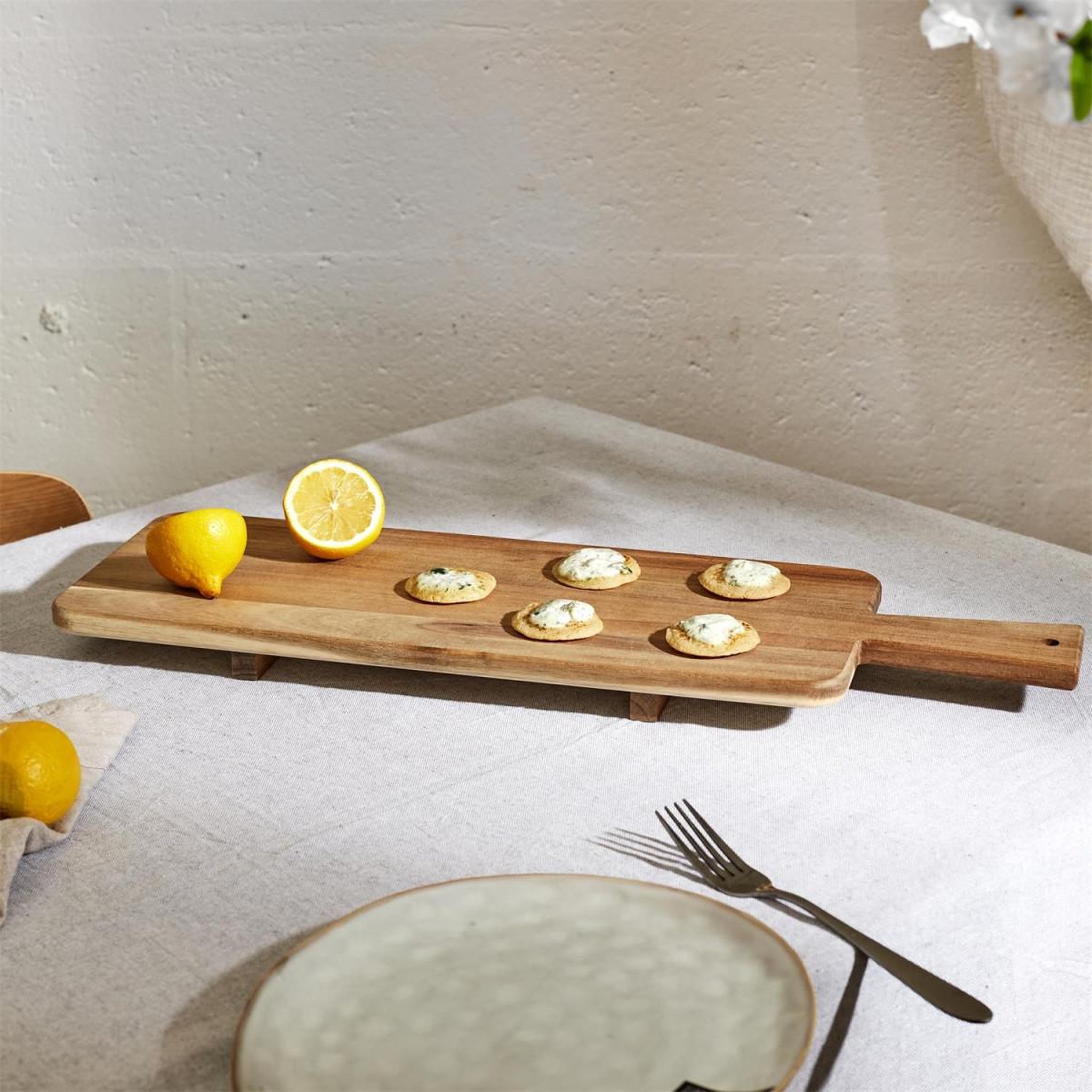Voir la diapositive 5 : The Home Deco Factory Planche de Présentation sur Pied  Acacia  60cm Naturel