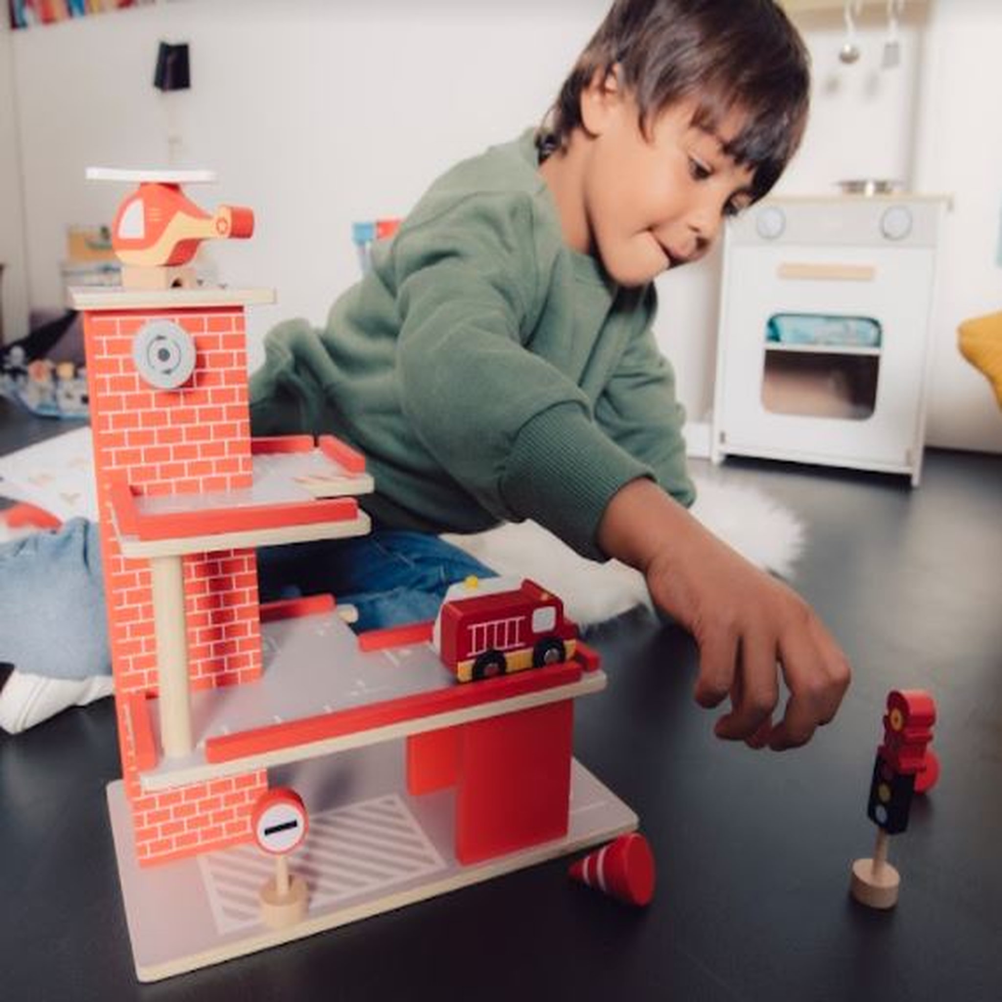 Voir la diapositive 2 : One Two Fun La caserne de pompiers en bois