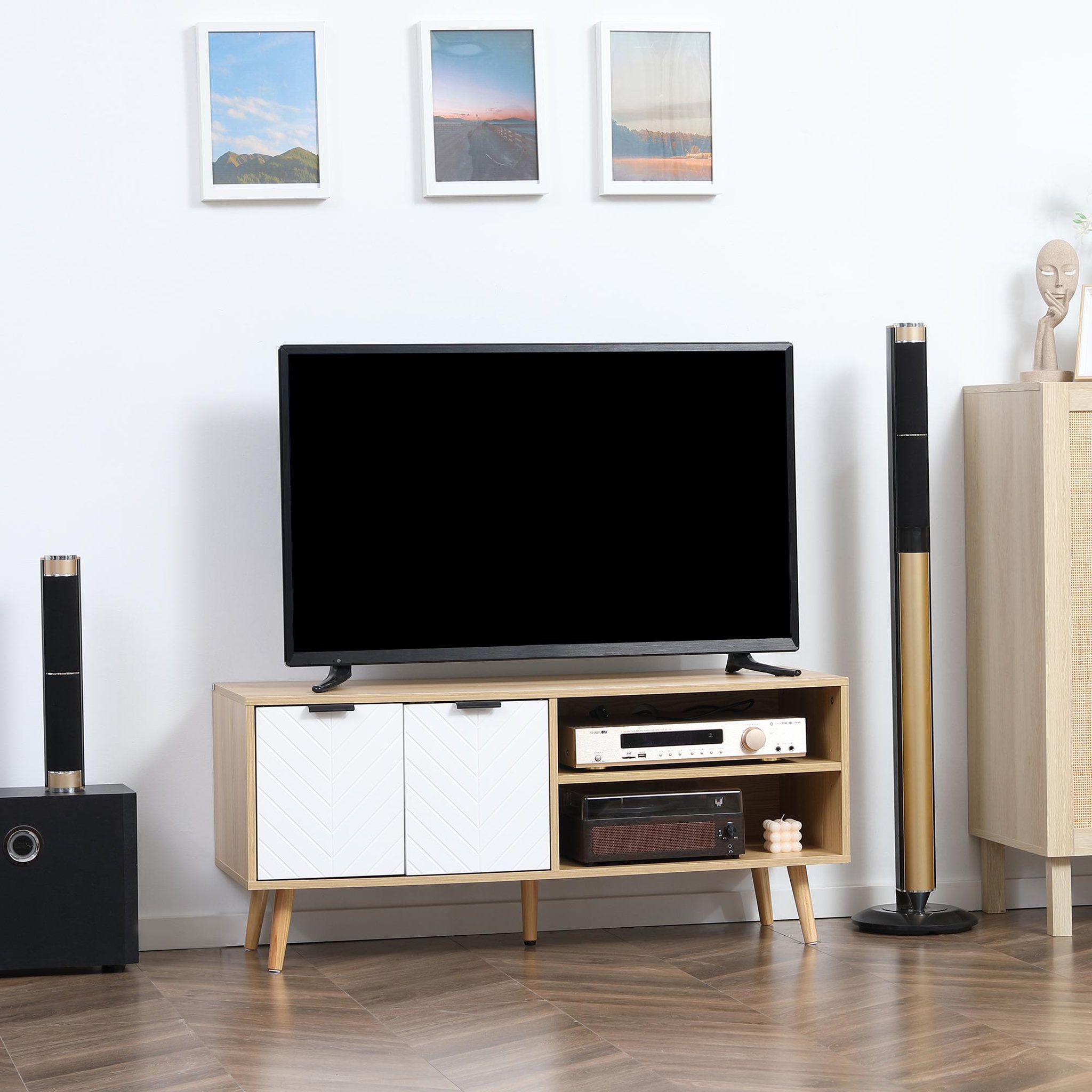 Voir la diapositive 2 : HOMCOM Meuble TV bas sur pied style scandinave 2 portes 2 niches piètement effilé incliné bois panneaux blanc aspect bois