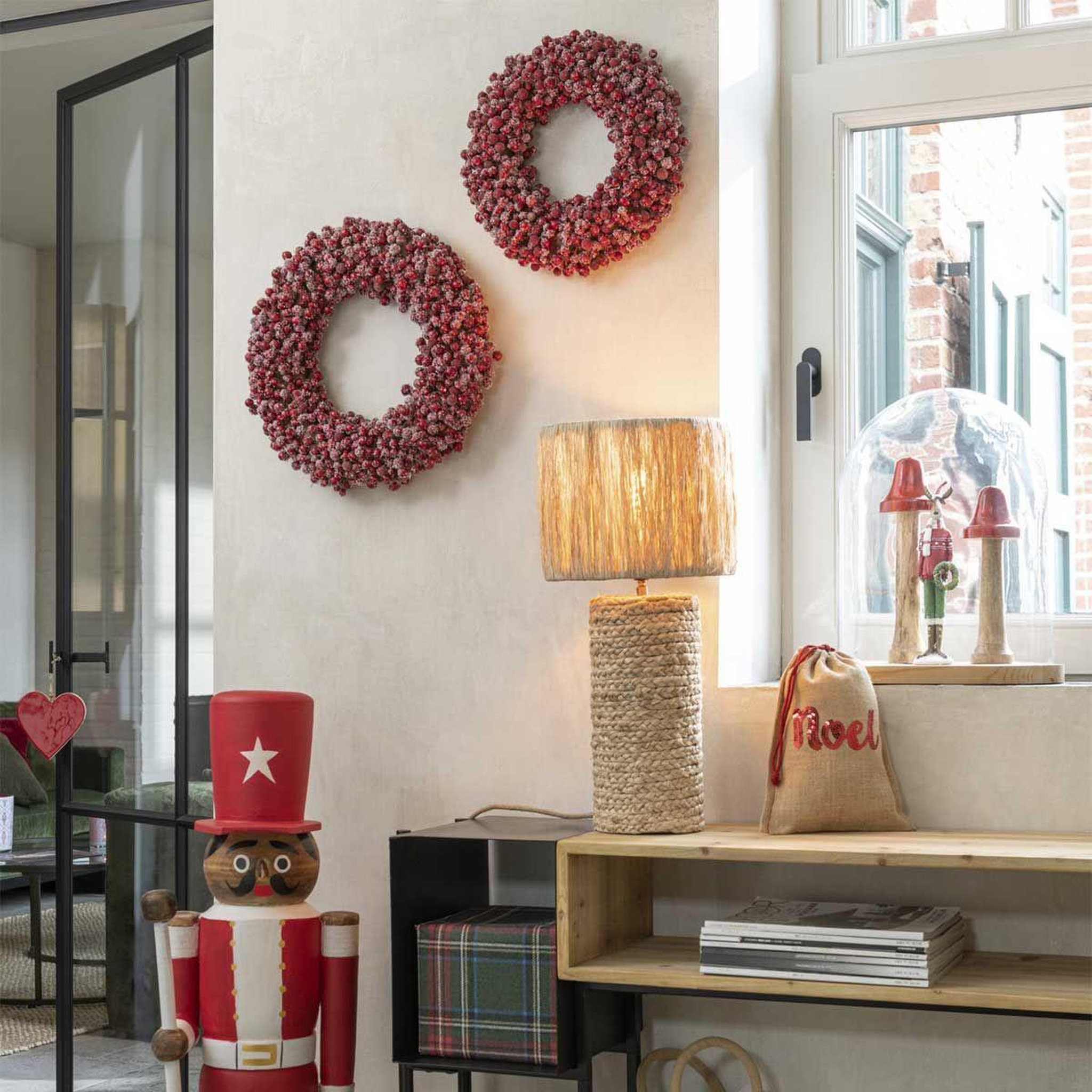 Voir la diapositive 4 : J-LINE Couronne de noël ronde  baies  35cm rouge