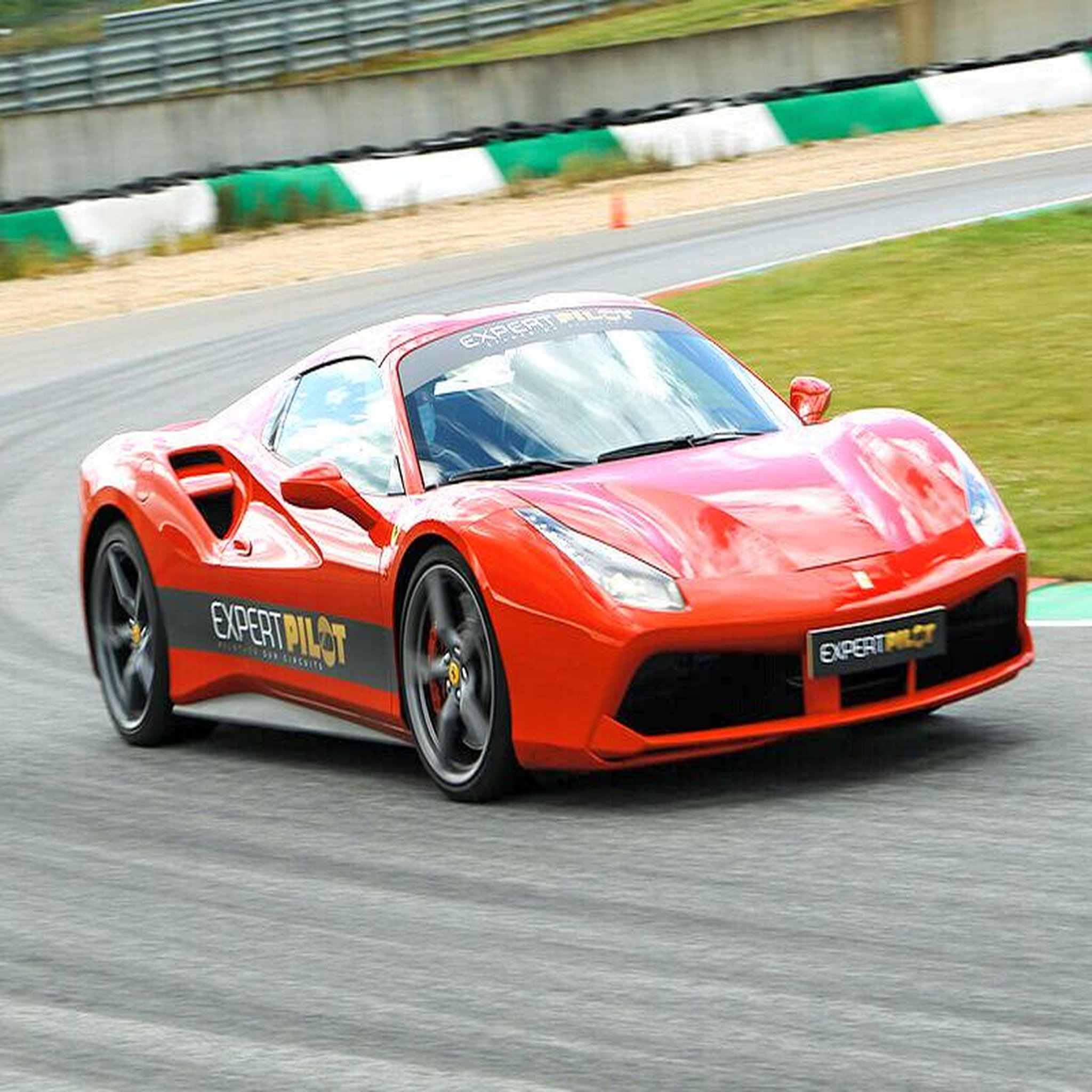 Voir la diapositive 2 : Smartbox 3 tours de circuit au volant d'une ferrari, lamborghini huracan ou porsche - coffret cadeau sport & aventure