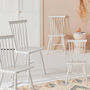 Voir la diapositive 2 : SWEEEK Lot de 4 chaises blanches à barreaux en bois d'hévéa. ROMIE. L 50.8 x P 44.2 x H 90cm