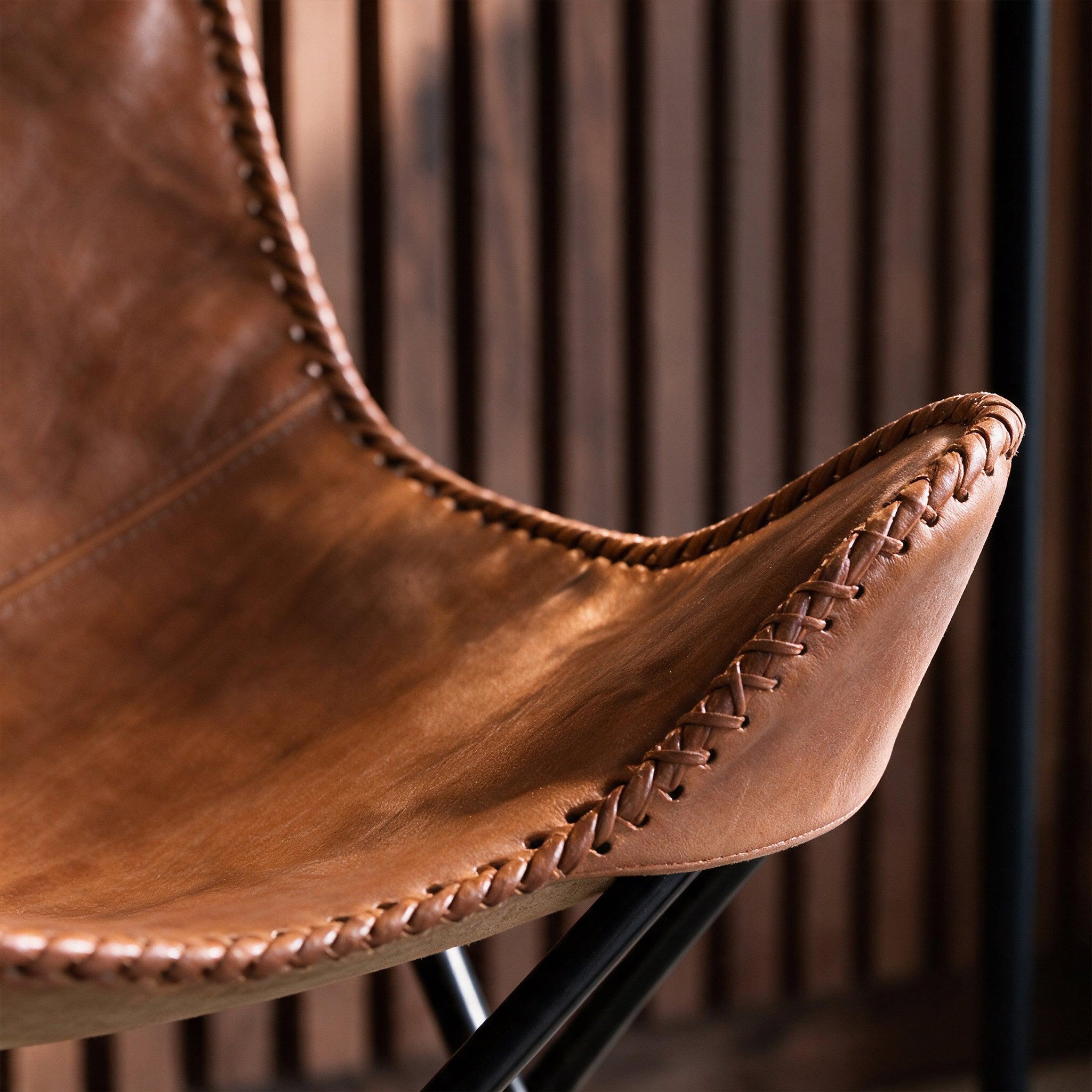Voir la diapositive 6 : MAISON PAVANE Fauteuil papillon en cuir de buffle marron-Octave