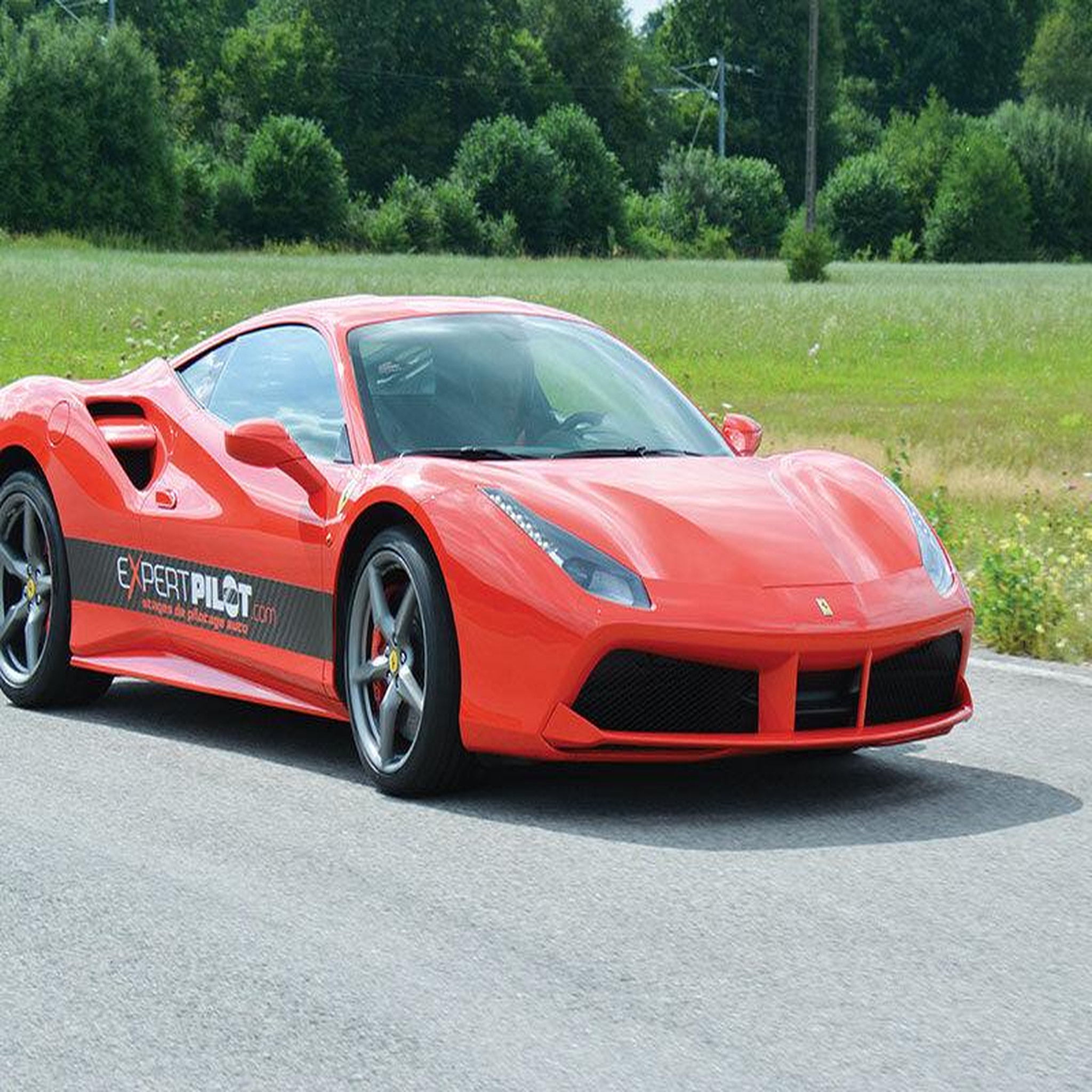 Voir la diapositive 4 : Smartbox Pilotage d'exception : 6 tours en Ferrari F488 sur le circuit de Dijon-Prenois - Coffret Cadeau Sport & Aventure