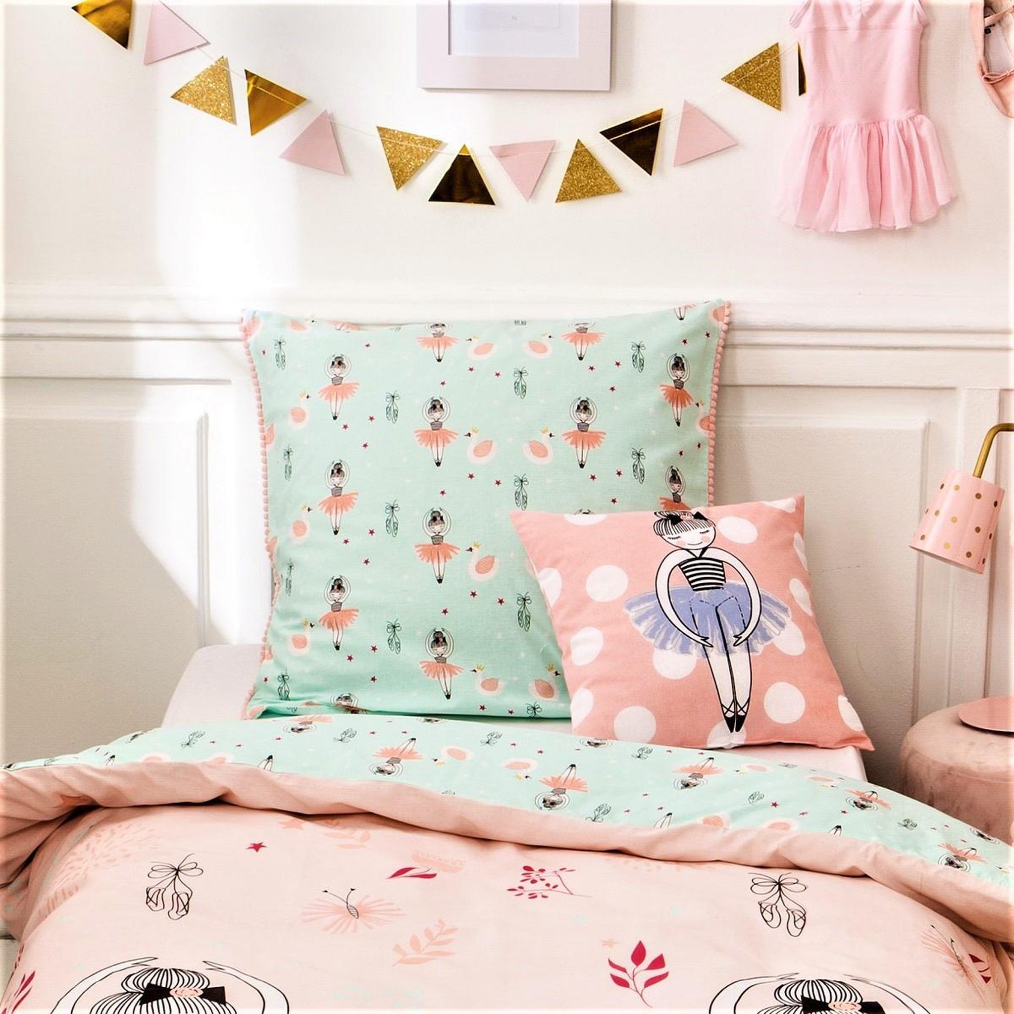 Voir la diapositive 3 : FUTURE HOME Coussin enfant imprimé en coton 40x40cm danseuse