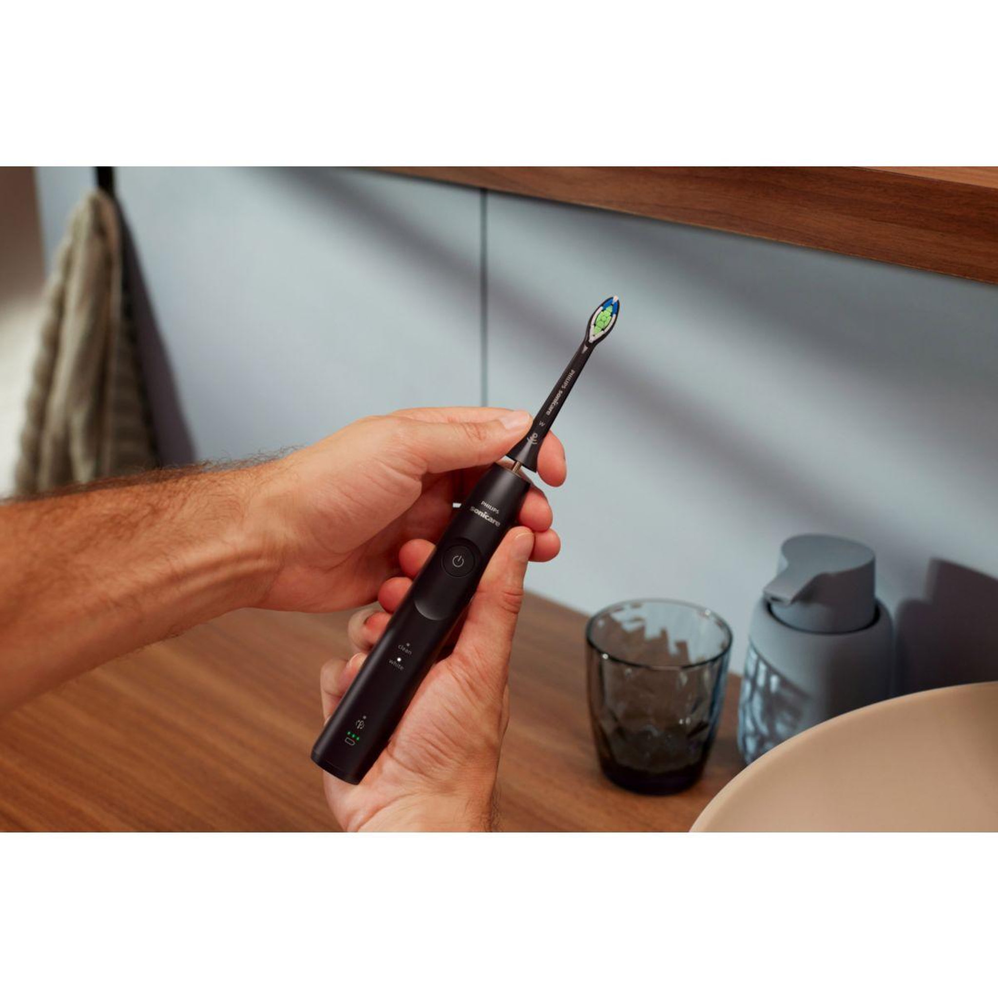 Voir la diapositive 4 : Philips Brosse à dents électrique Sonicare 5500 series HX7111/01
