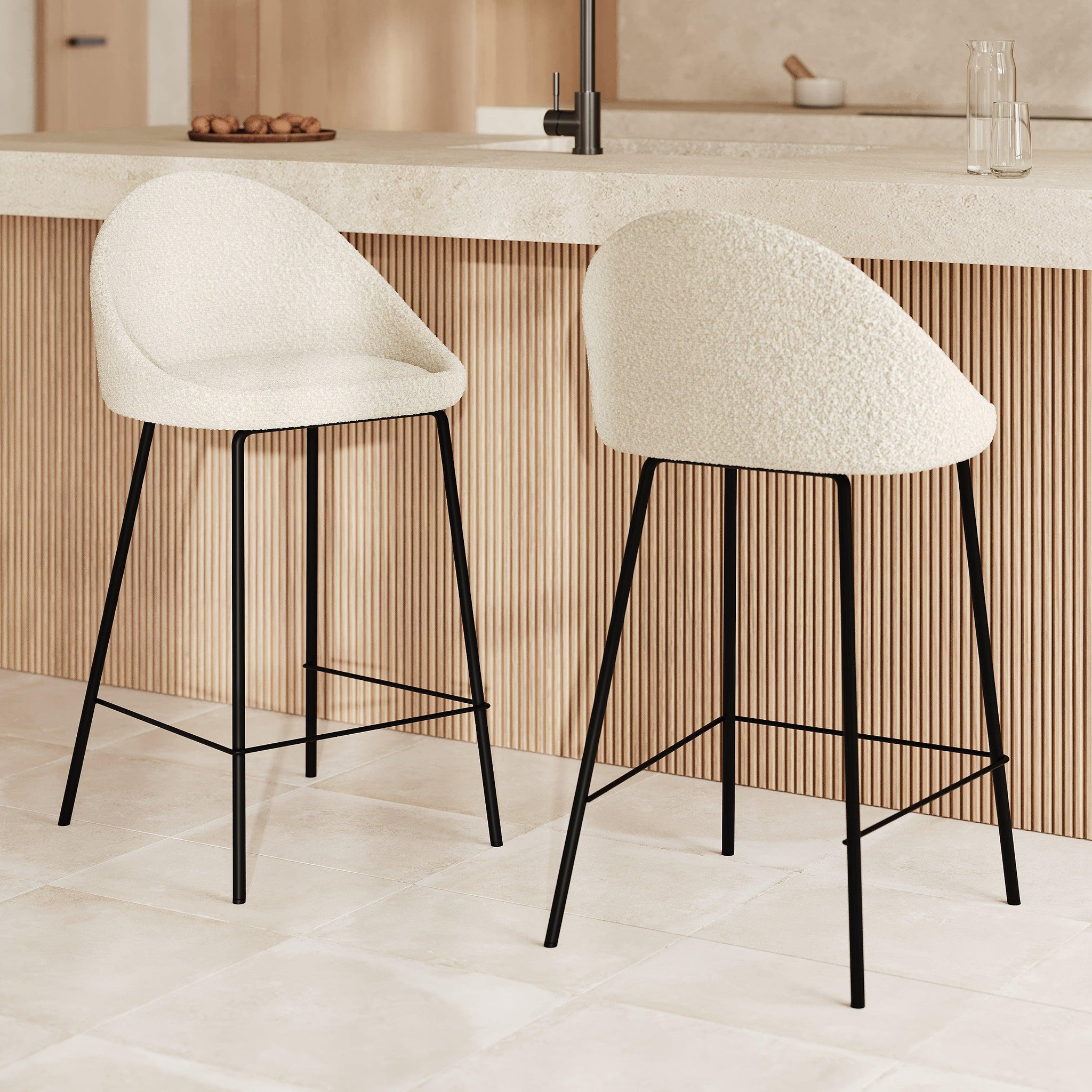 Voir la diapositive 2 : MAISON PAVANE Lot de 2 chaises pour îlot central 65 cm en tissu bouclette blanc-misty