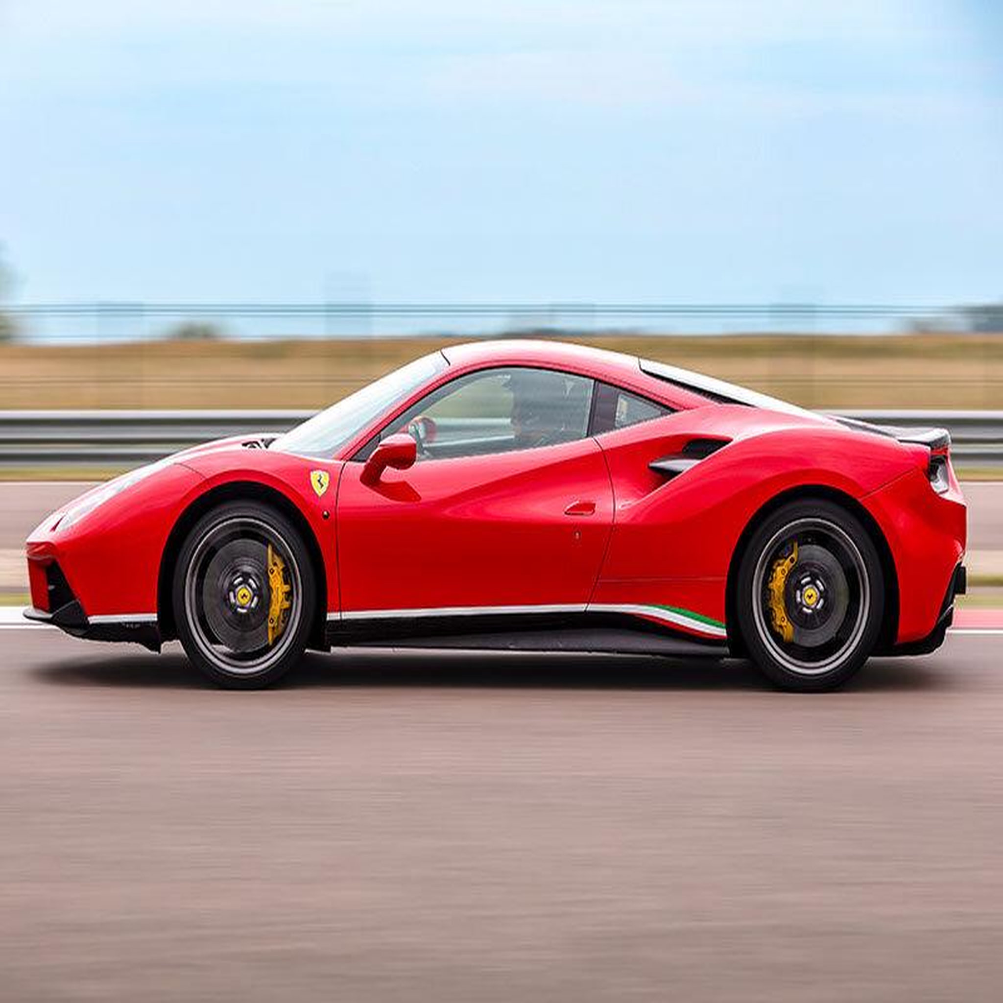 Voir la diapositive 2 : Smartbox Stage de pilotage : 2 tours sur le circuit de Croix-en-Ternois en Ferrari 488 GTB - Coffret Cadeau Sport & Aventure