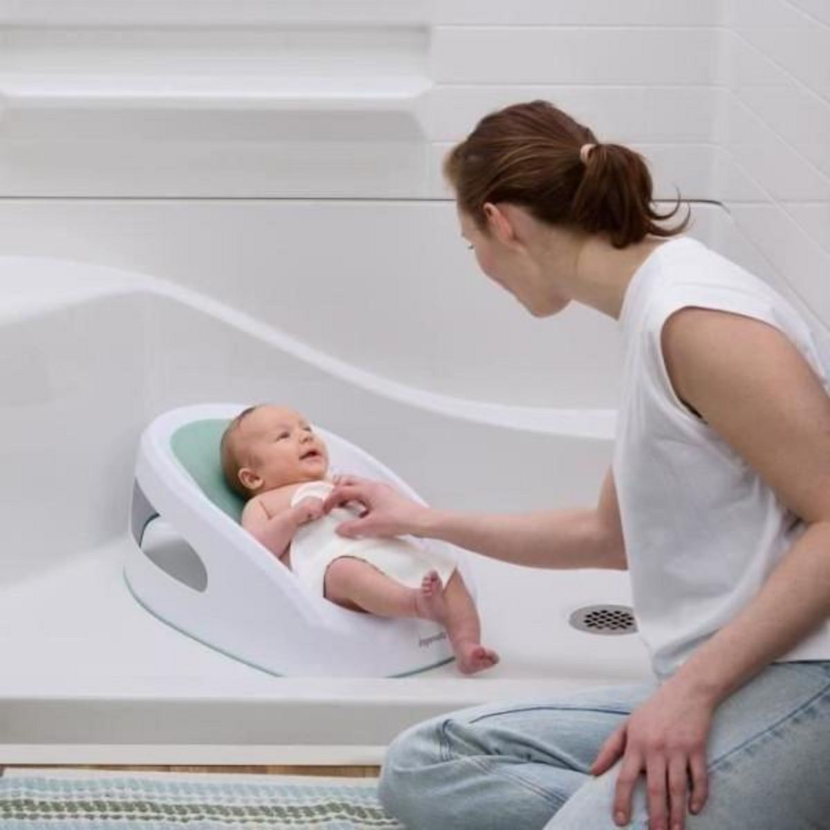 MARKET24 Transat - Anneau INGENUITY  de bain bébé fille antidérapant, de 0 a 6 mois ou 9kg, transat perforé pour laisser couler l'eau, Vert