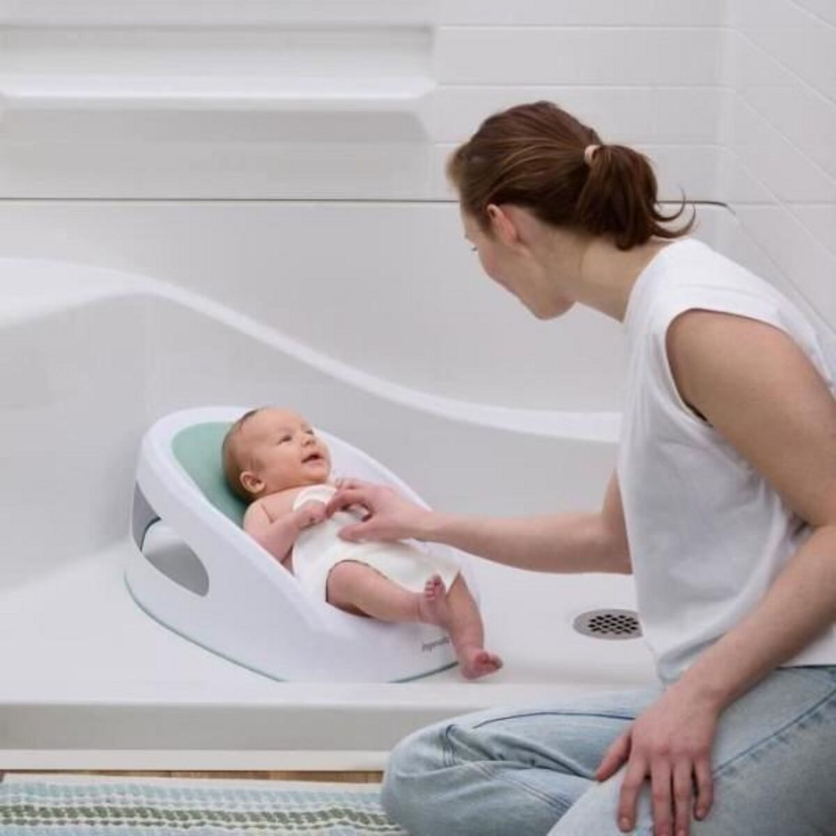 MARKET24 Transat - Anneau INGENUITY  de bain bébé fille antidérapant, de 0 a 6 mois ou 9kg, transat perforé pour laisser couler l'eau, Vert