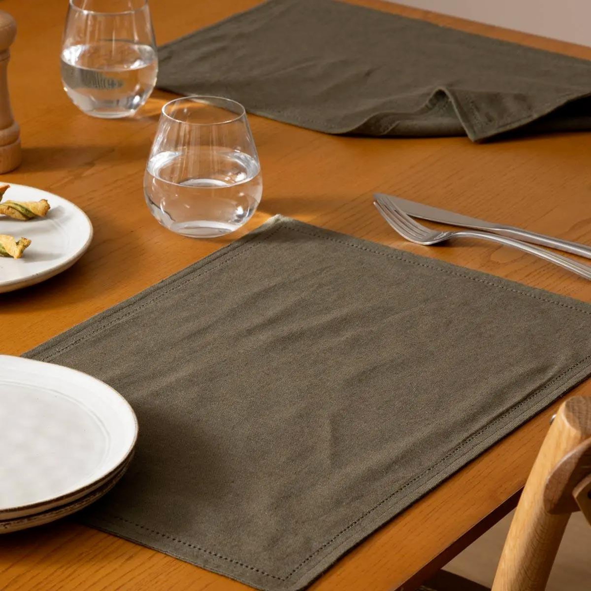 Voir la diapositive 4 : SECRET DE GOURMET Set de table en lin  elina  30x45cm vert kaki
