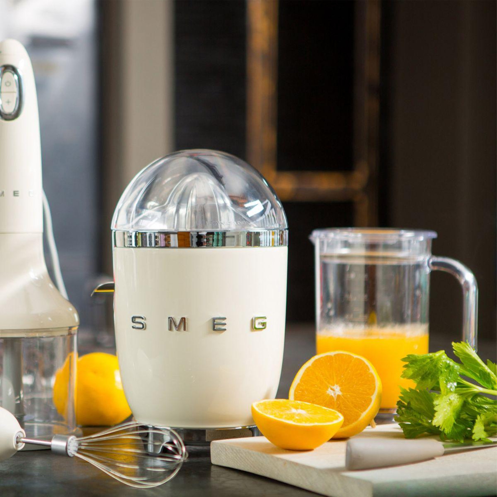 Voir la diapositive 3 : SMEG Presse-agrumes cjf11creu crème