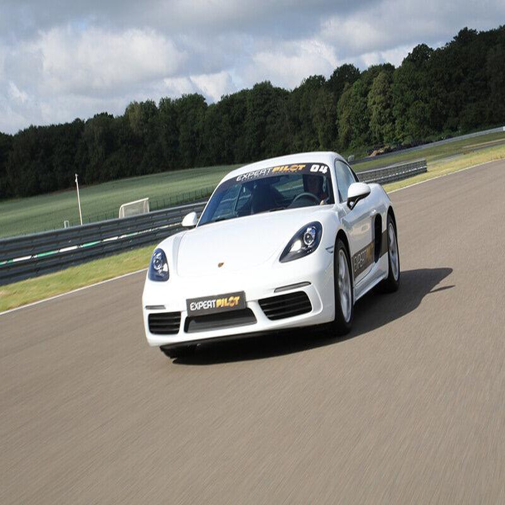 Voir la diapositive 3 : Smartbox 3 tours de pilotage en porsche cayman sur le circuit dijon-prenois - coffret cadeau sport & aventure