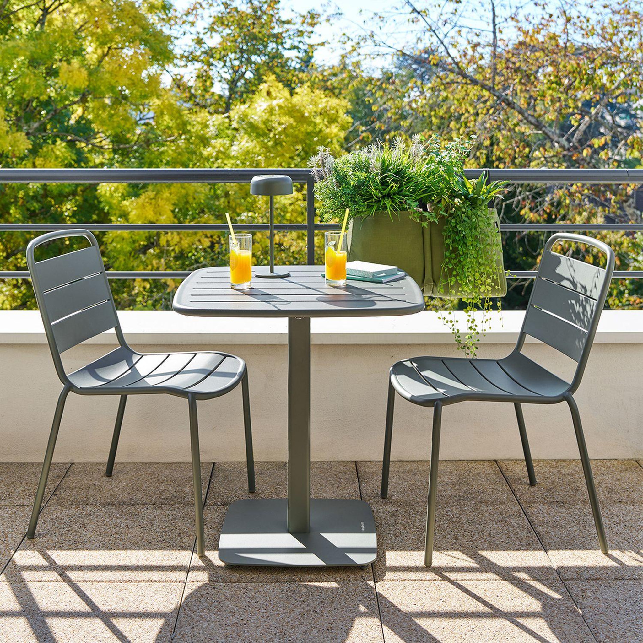 Voir la diapositive 2 : HESPERIDE Table de jardin carrée 2 places ALEGORIA