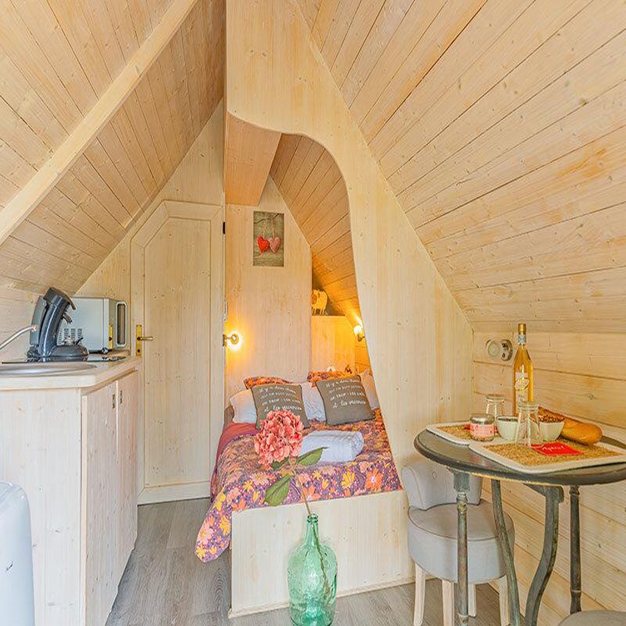 Voir la diapositive 2 : Smartbox 2 jours insolites en cabane au milieu des vignes près d'angoulême - coffret cadeau séjour
